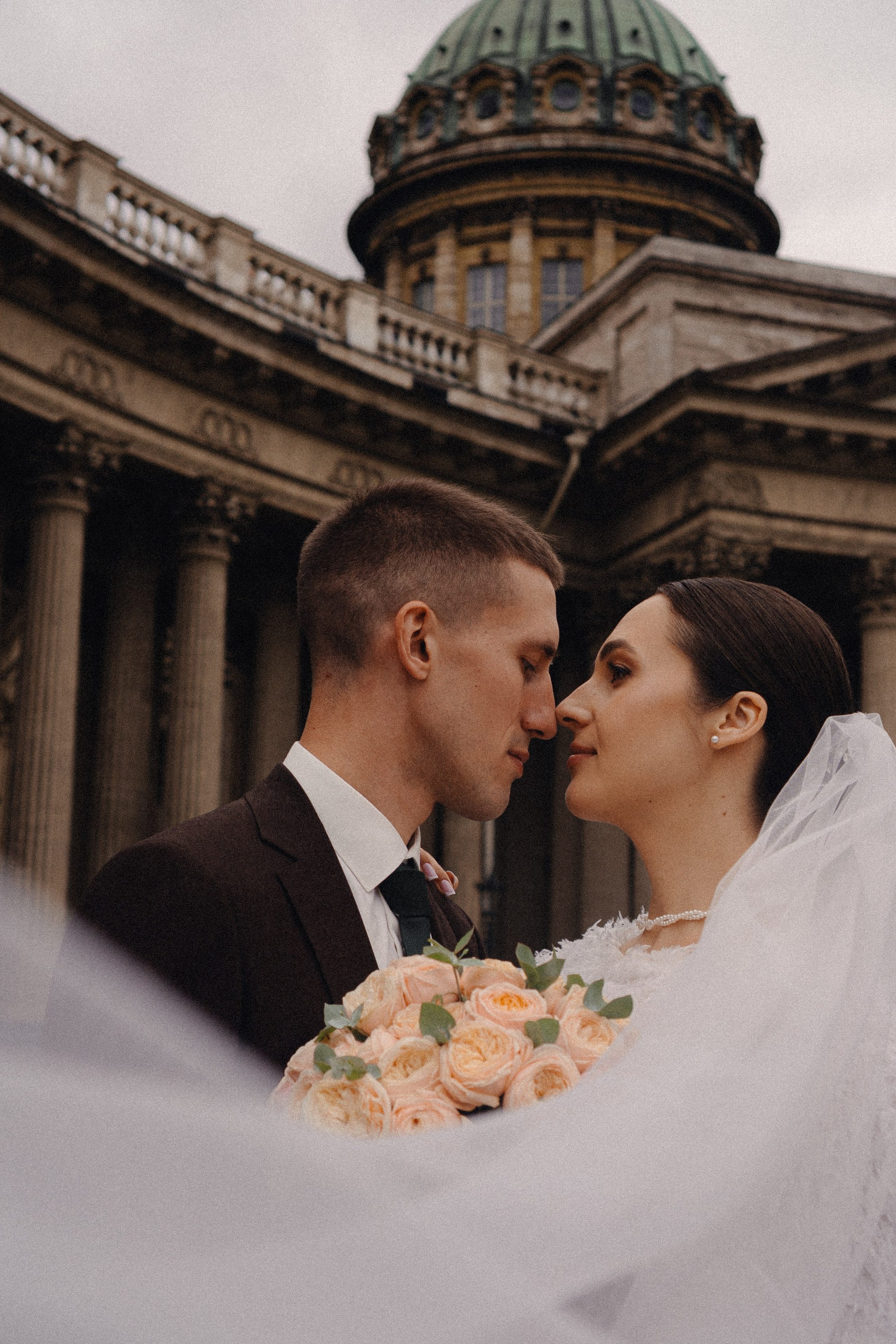 СВАДЕБНАЯ ПРОГУЛКА В САНТК-ПЕТЕРБУРГЕ (ИСАКИЕВСКИЙ СОБОР, ЗИМНЯЯ КАНАВКА, ЭРМИТАЖ И БОЛЬШАЯ МОРСКАЯ УЛИЦА). Профессиональный фотограф, Санкт-Петербург — Виктория Богомолова