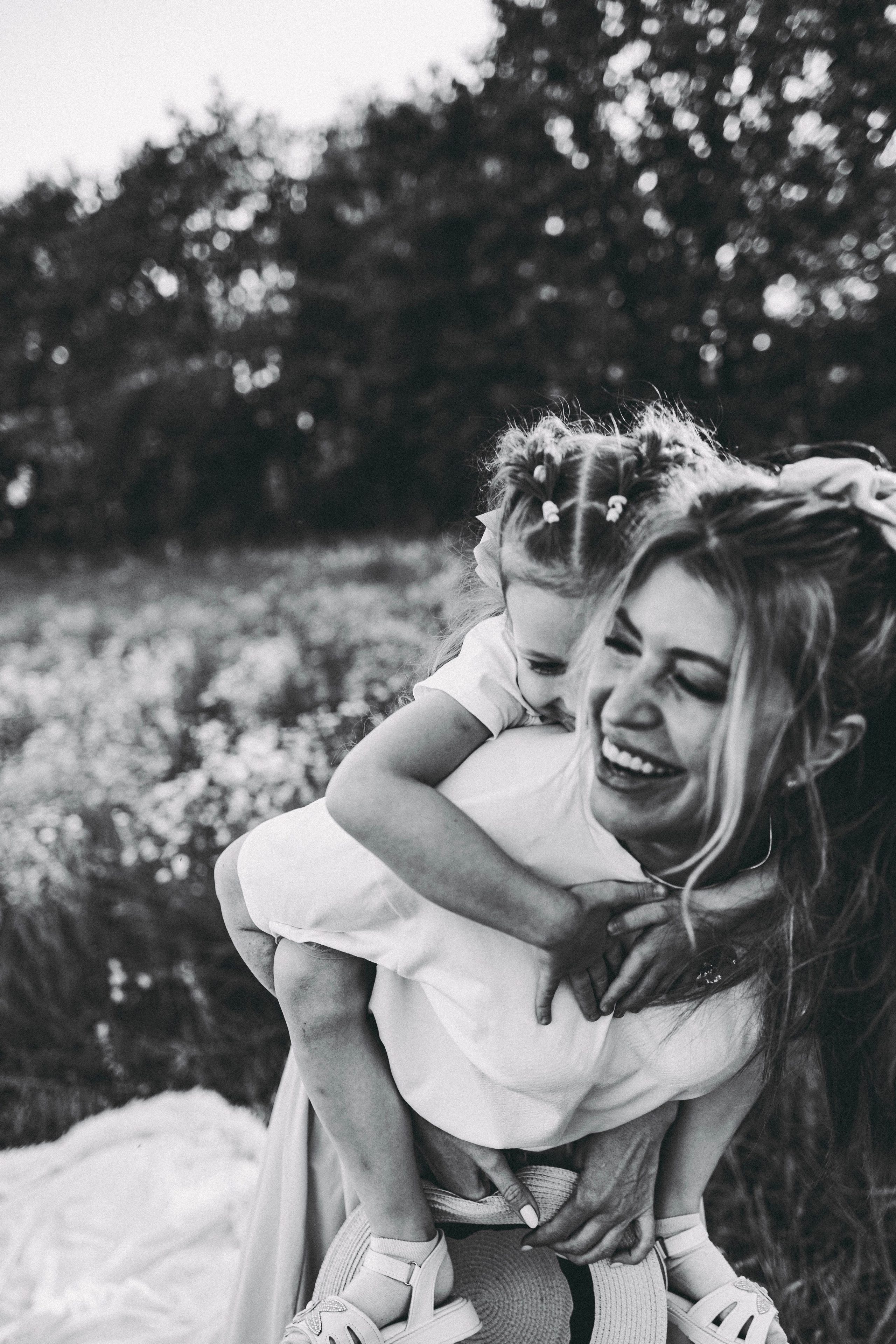 Внучка и бабуля прогулка на природе. Коммерческий фотограф