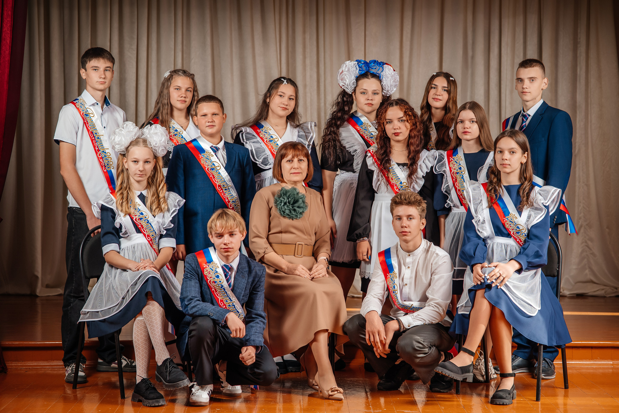 Классическая классика. Школьный фотограф в Валуйках. Фотосессии для выпускников и изготовление выпускных альбомов в городе Валуйки и в Белгородской области