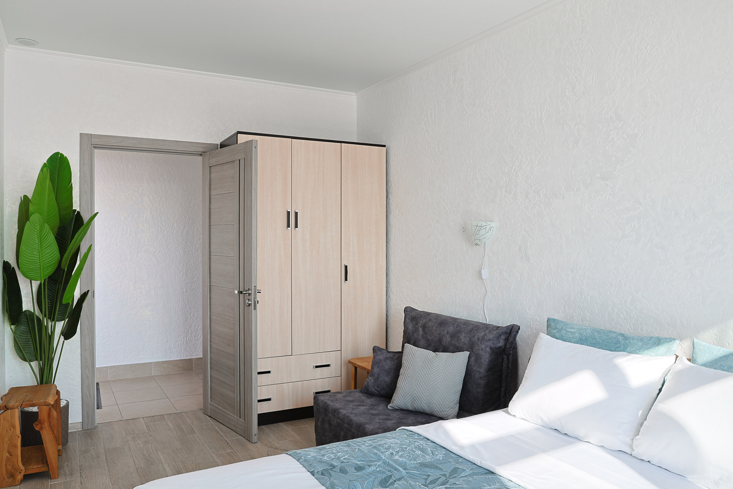 Подготовка к съёмке и фото номера в гостевом доме в Геленджике для посуточной аренды. Интерьерная съёмка и подготовка недвижимости к аренде/продаже. Геленджик, Краснодарский край — Юлия Софронова, Art Sea Homes