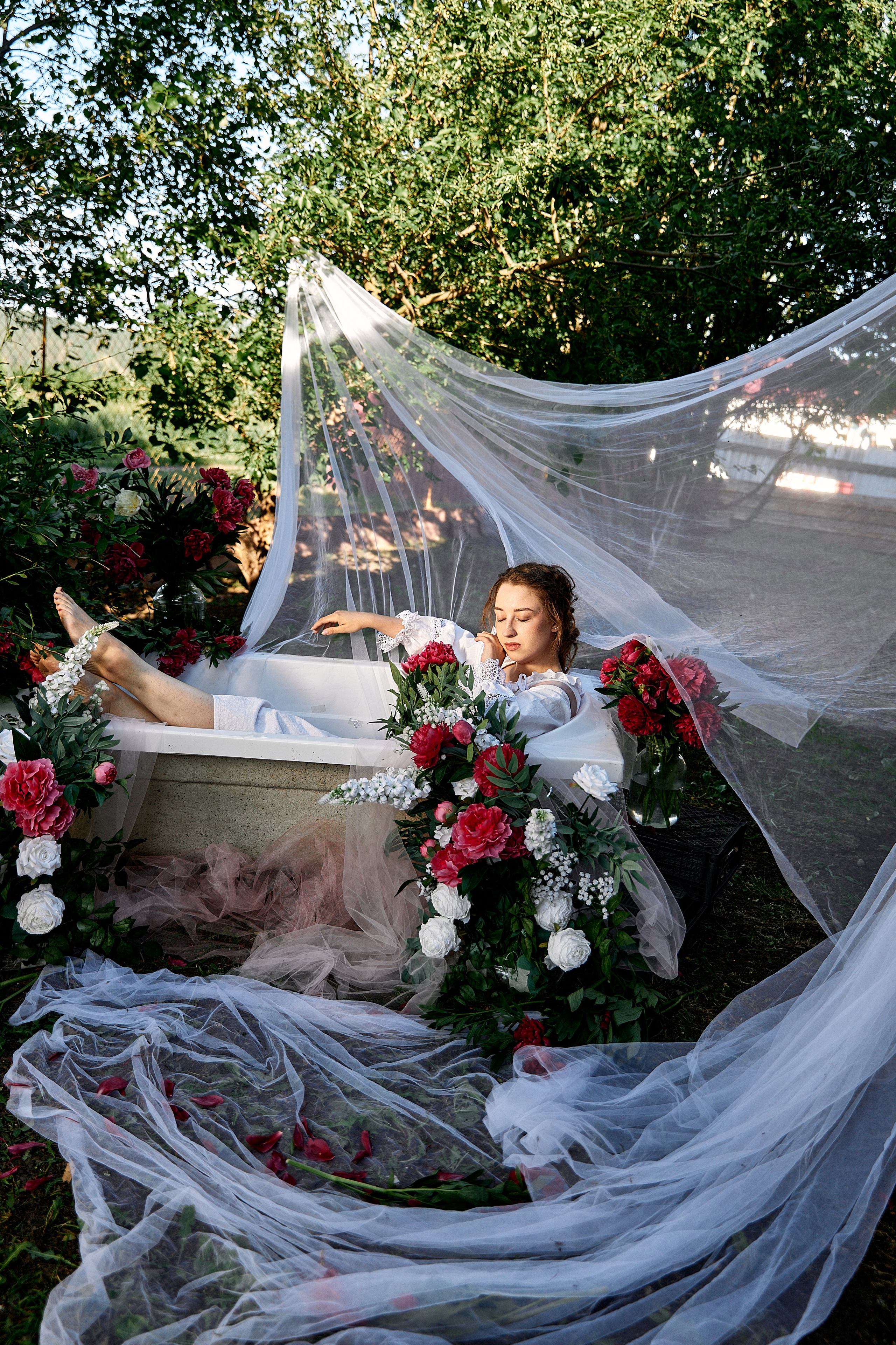Фотосессия с пионами на улице. Свадебный, контент фотограф в Кемерово Любовь Гальцова