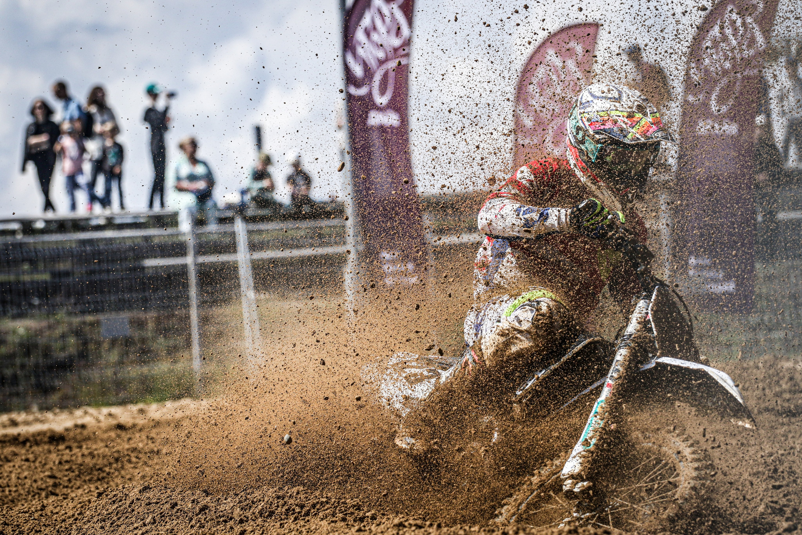 Грязь летит из под колес мотоцикла на соревнованиях в Игора Драйв