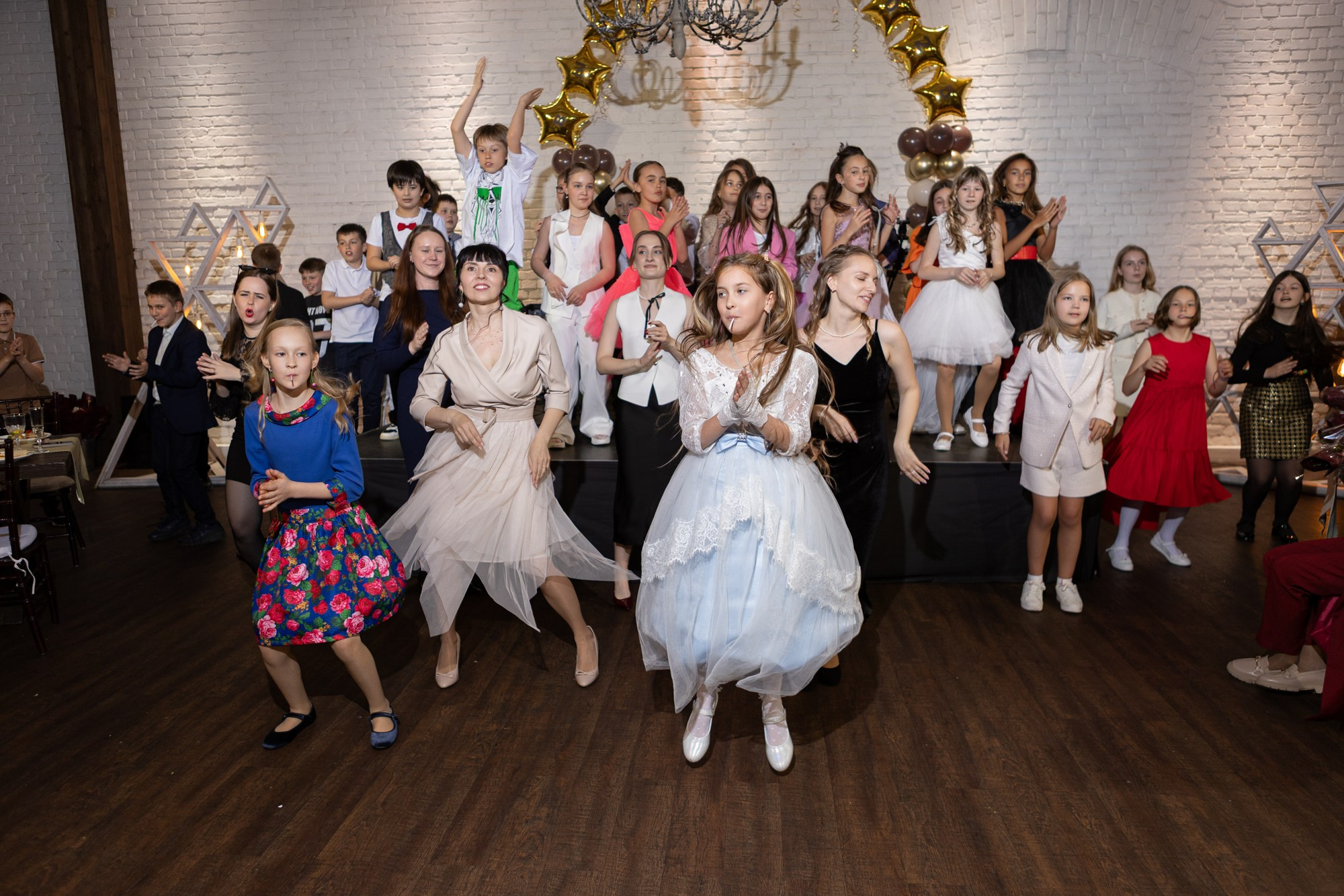 Яркая фотосессия для выпускного 4 класса в ресторане Весенний лофт. Семейный и детский фотограф в СПБ, Пушкин, Колпино, Славянка, Тосно