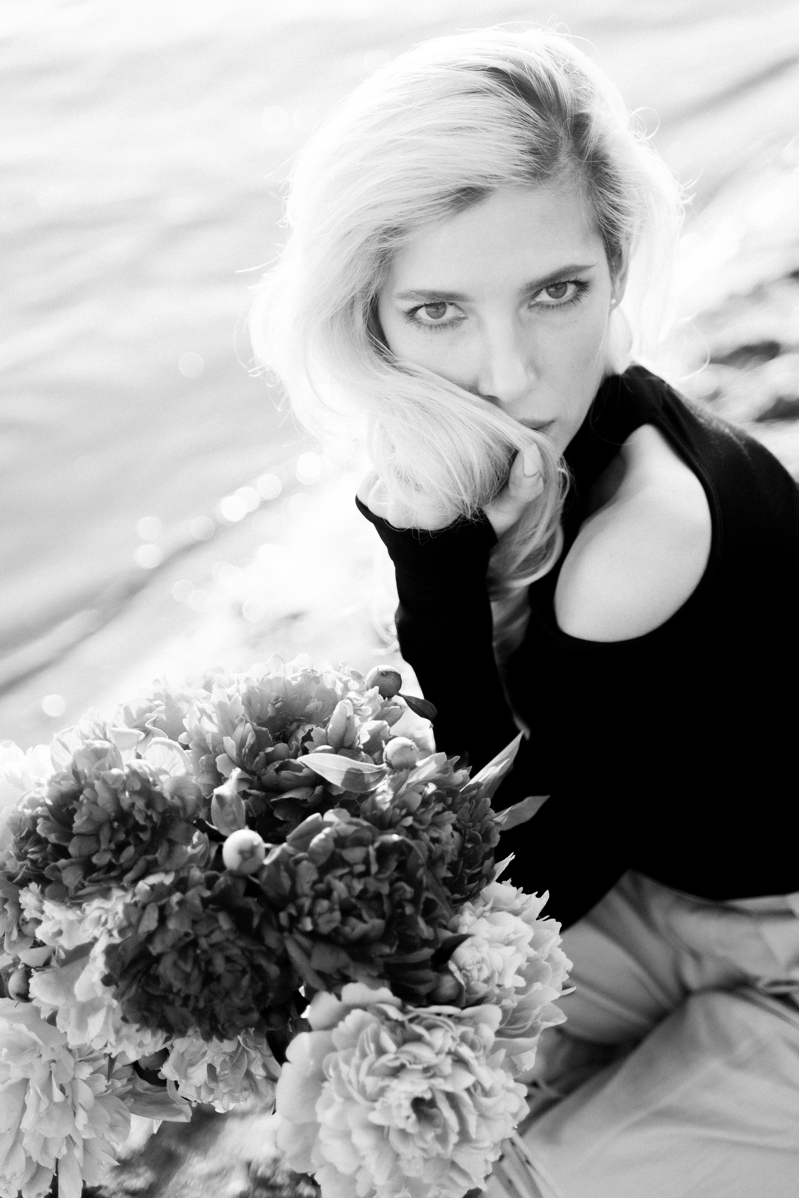 Девушки на берегу