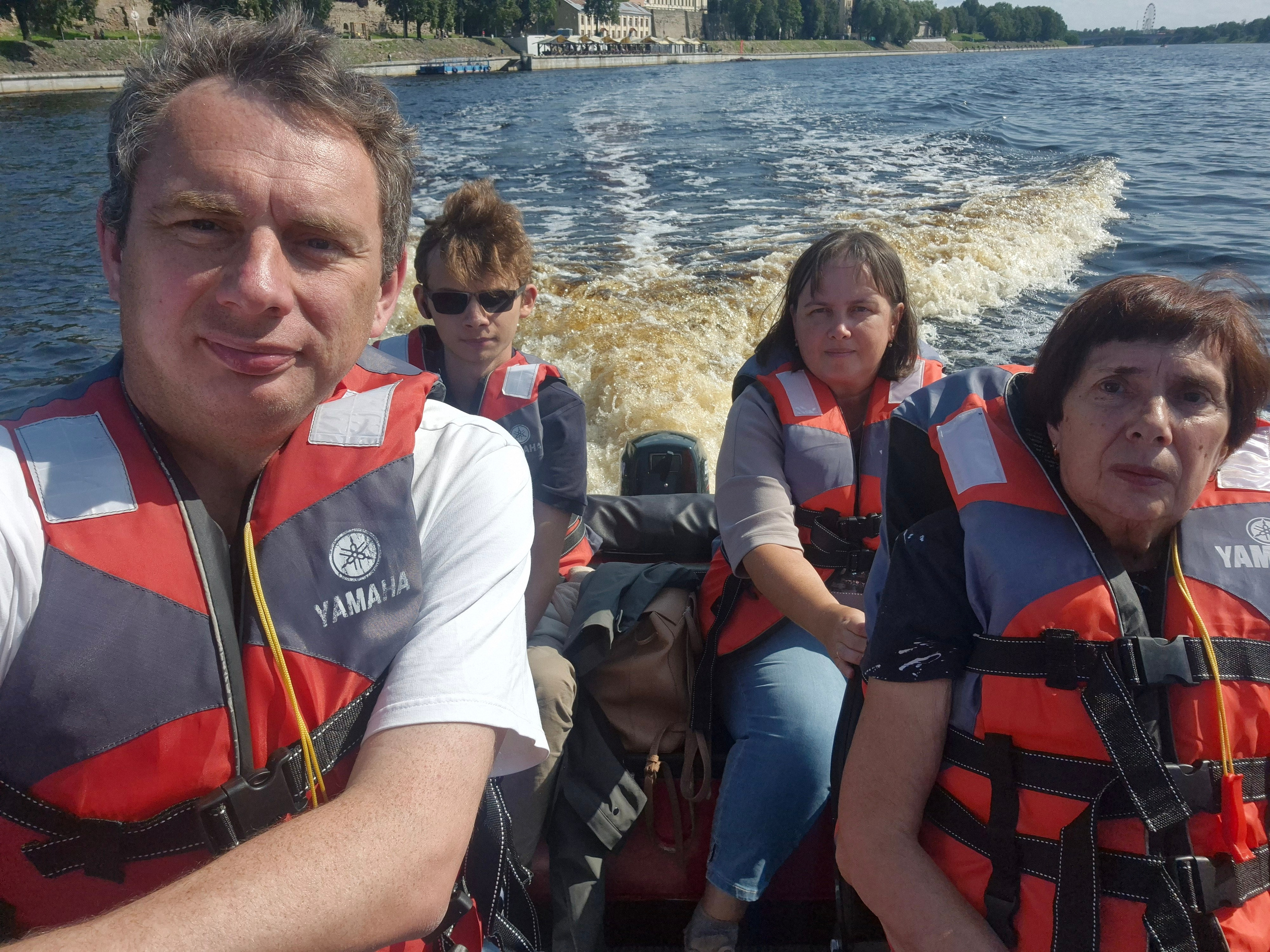 Взяли катер на прокат и повторили маршрут заплыва "с ветерком"