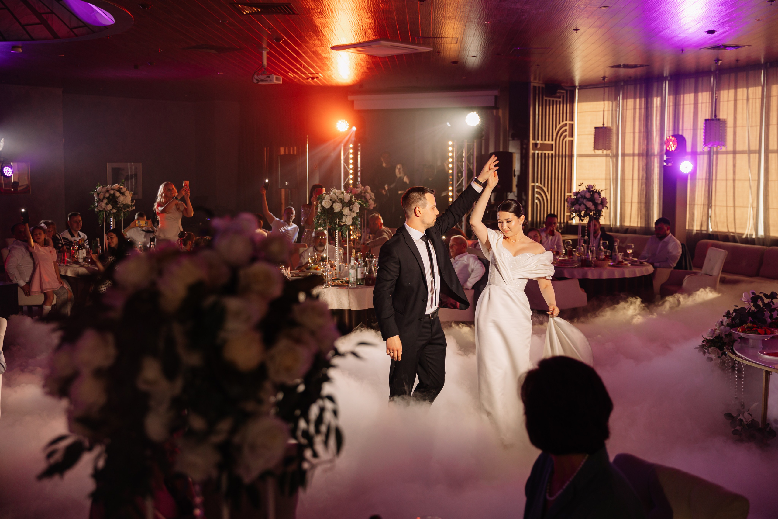 Банкет в Eleven. Свет на свадьбу Нижний Новгород Friends Rent