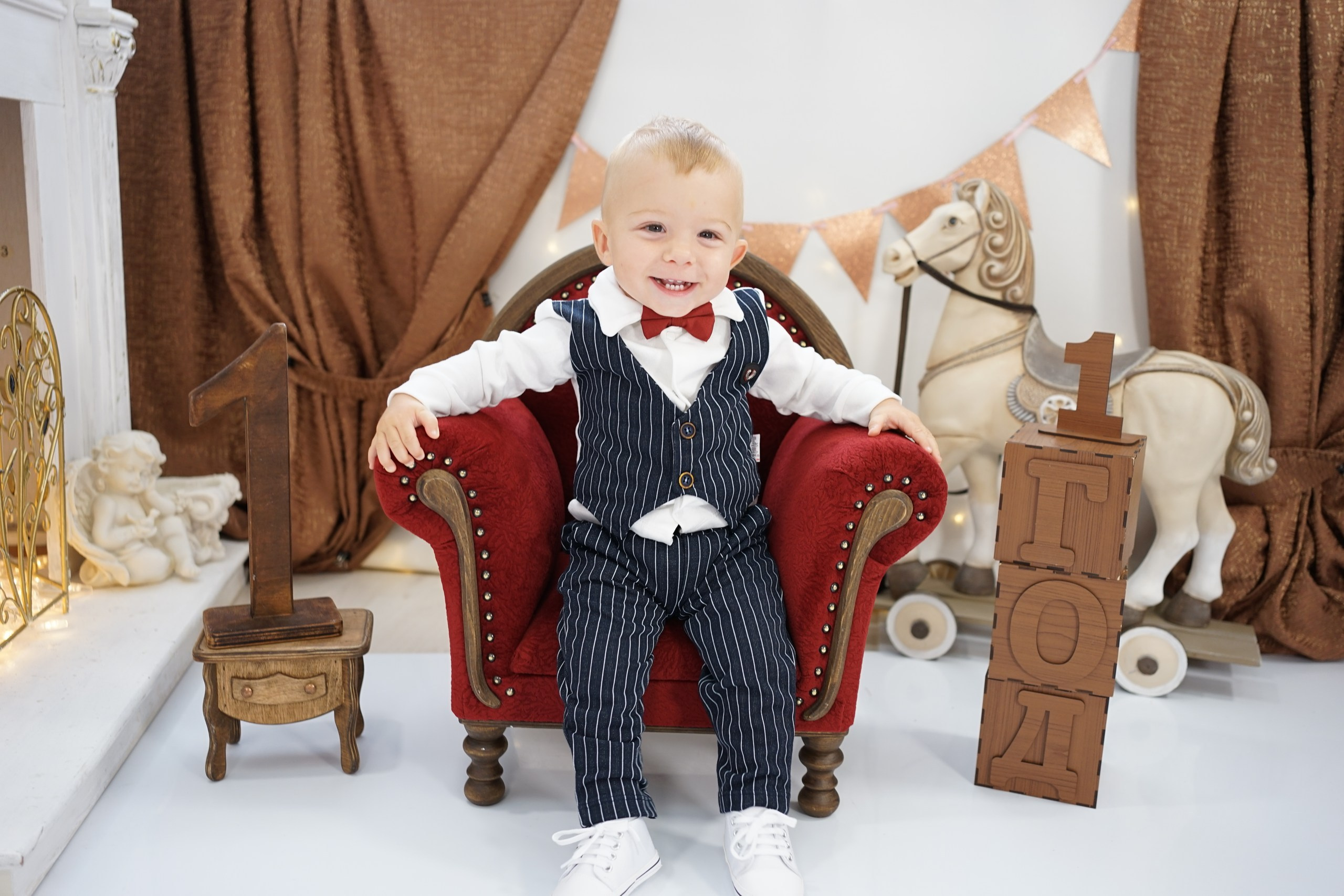 Бордовая зона. Детская Фотостудия ГОДОВАСИКИ в Санкт-Петербурге фотосесия на годик