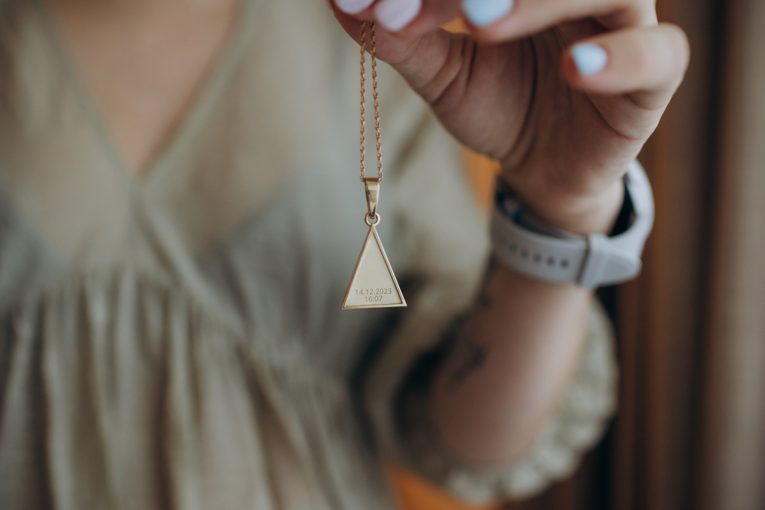 Яся и кулон. Выписка. Фотограф на роды в Санкт-Петербурге Екатерина Сысоева