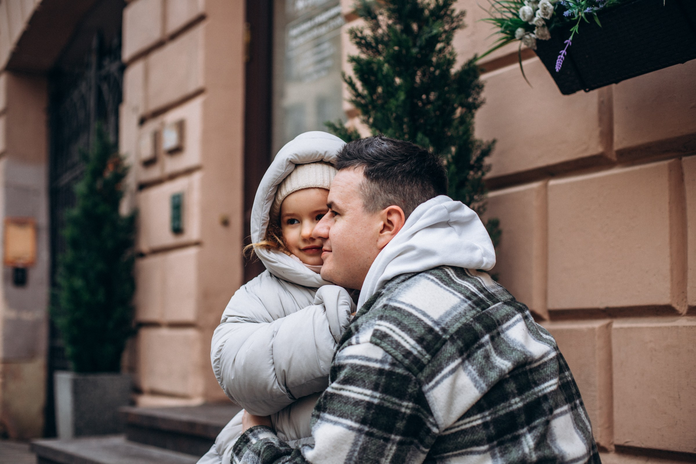 Юлия с семьей в апреле. Фотопрогулка в Петербурге. Индивидуальный и семейный фотограф в Санкт-Петербурге