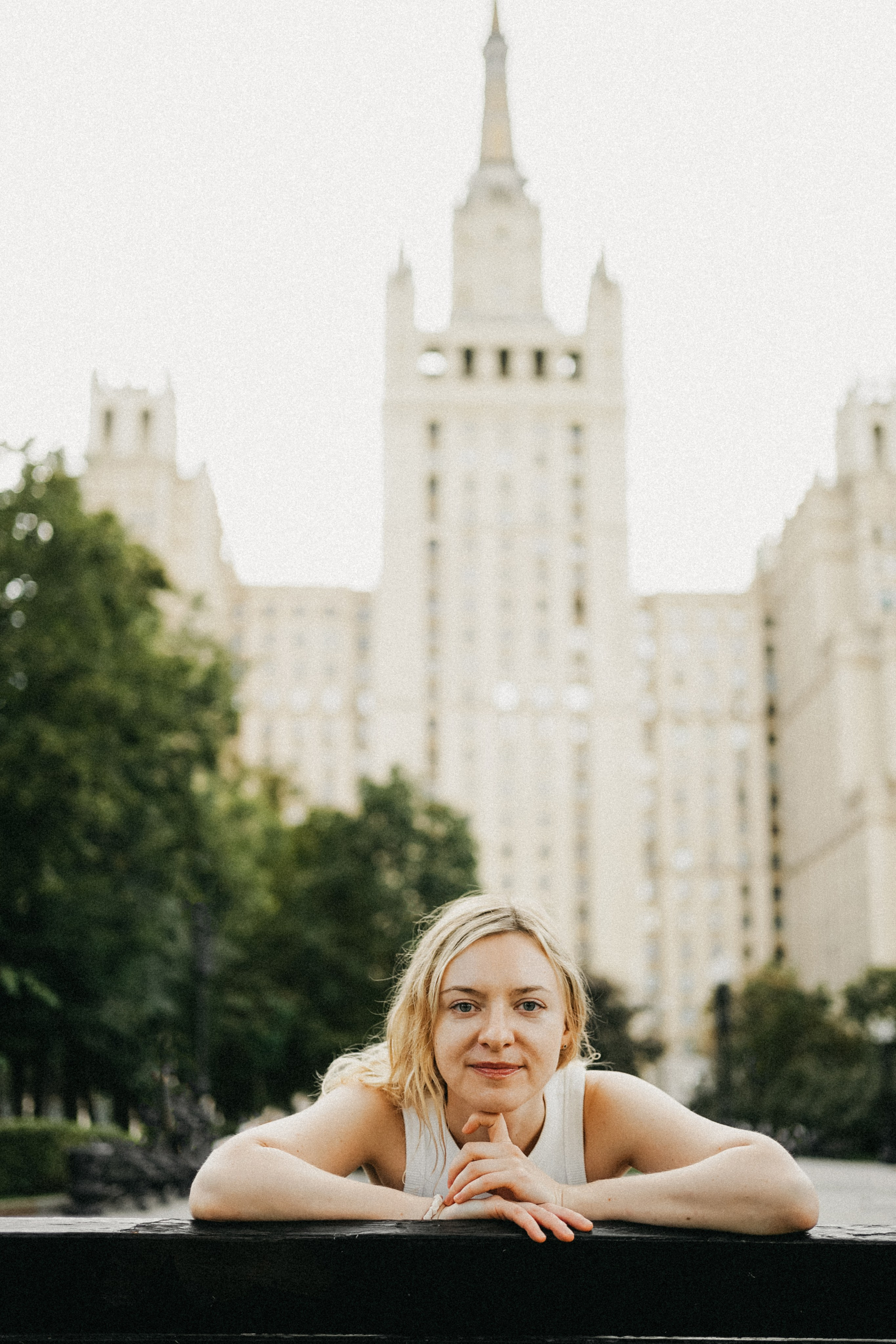 Девушка по городу шагает босиком. Фотограф Наталья Колганова