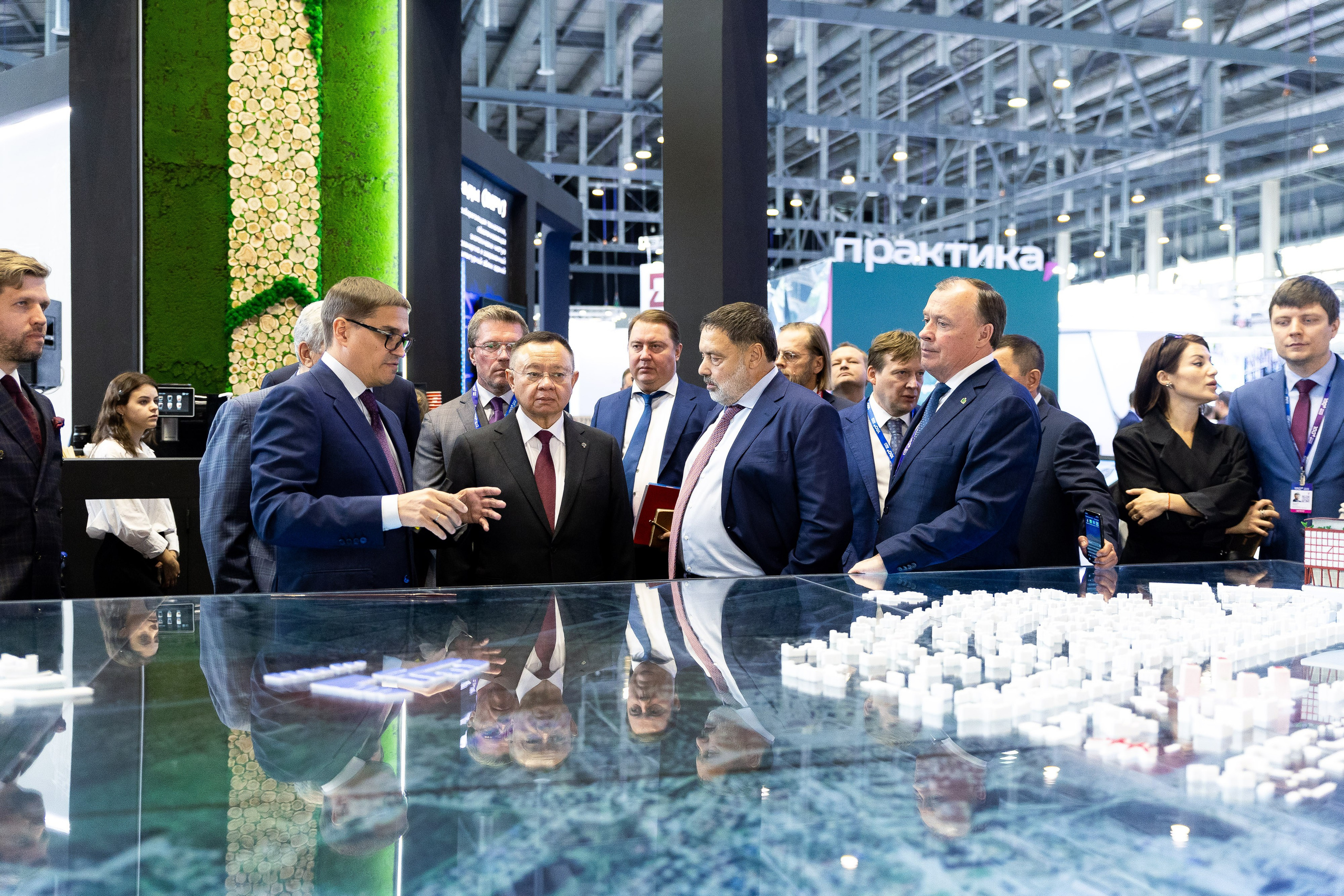 100+ (стенд «Кортрос»). Фотограф Родион Нарудинов