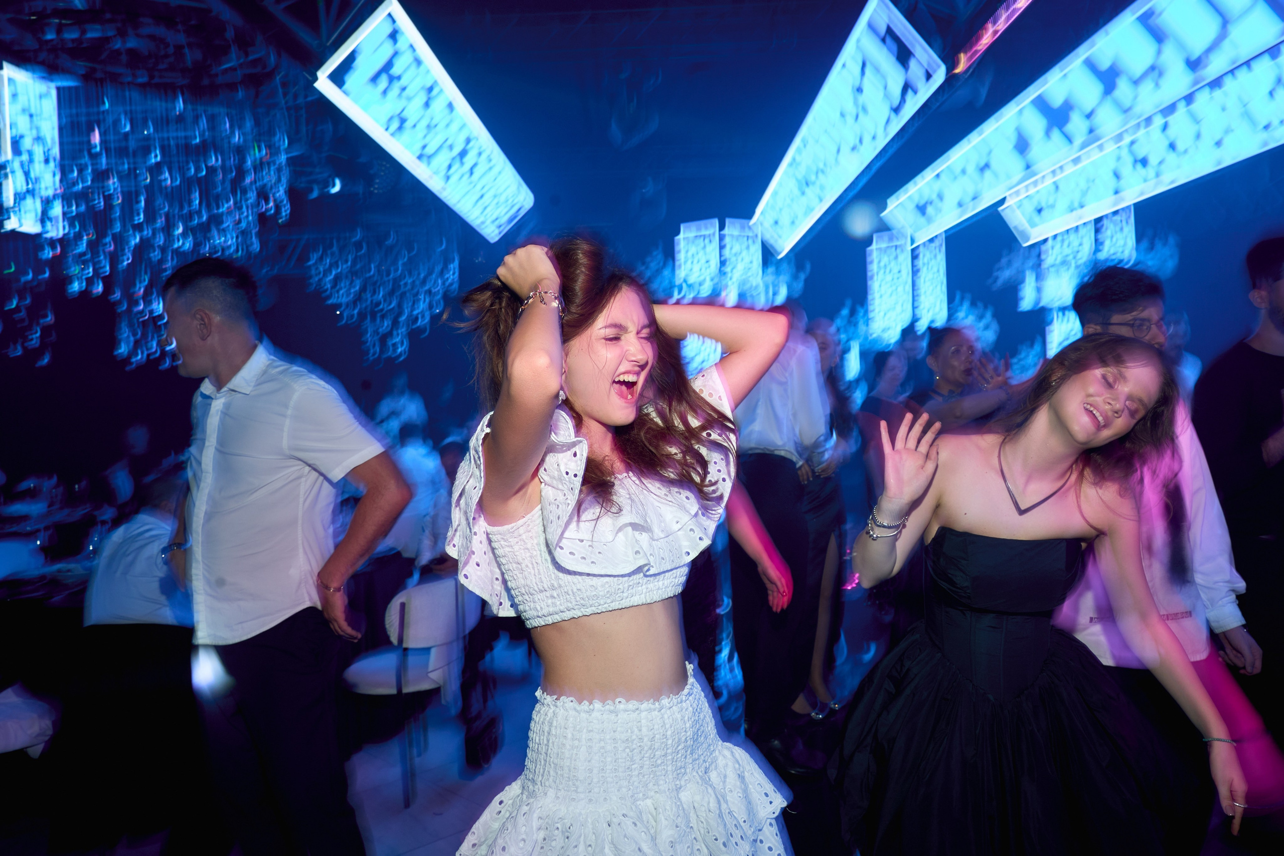 Свадьба с искусственным интеллектом в Усадьбе фамилии от ТВИНС СТУДИО лучших фотографов Краснодара. ТВИНС СТУДИО — лучшие свадебные фотографы и видеографы в Краснодаре