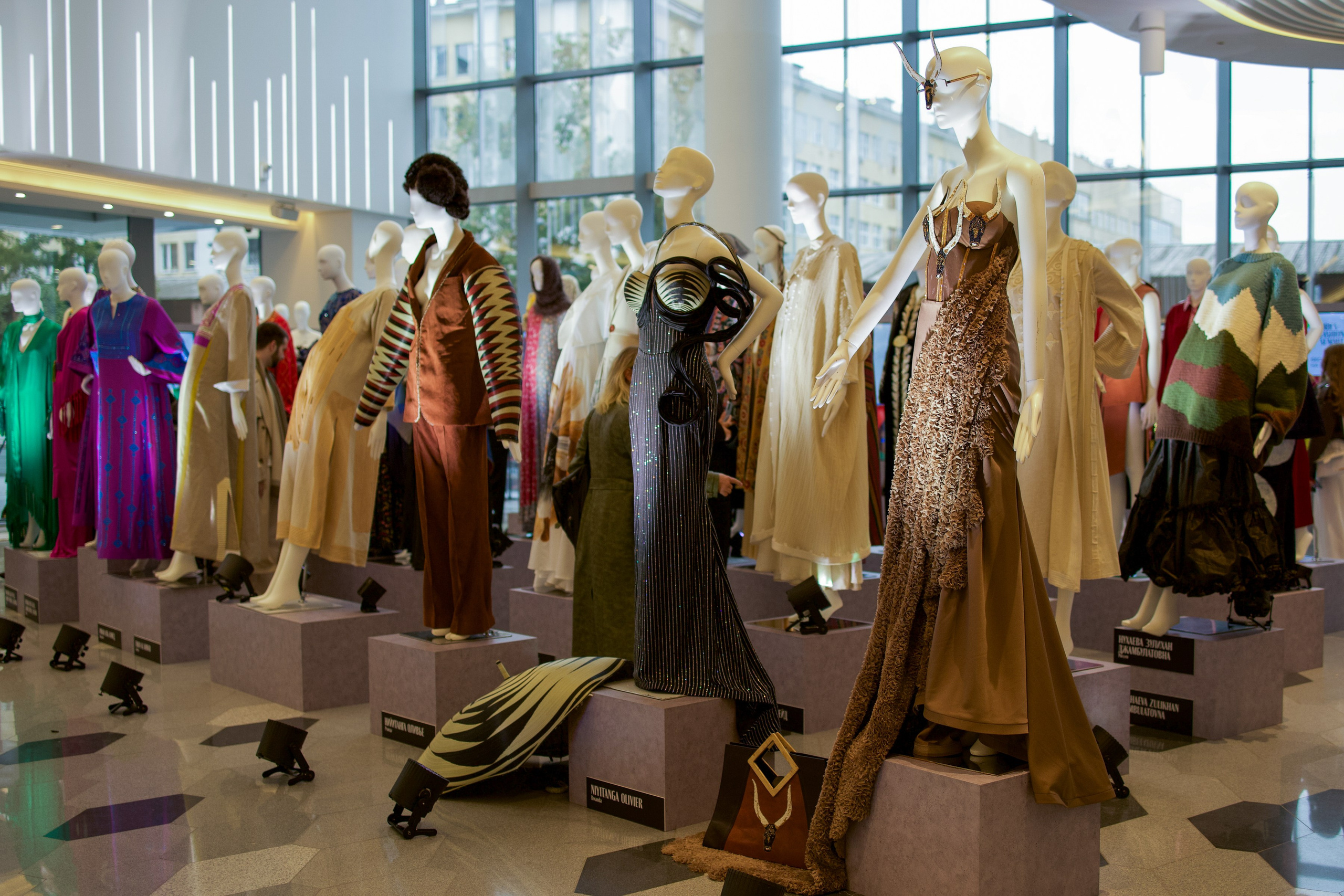 Выставка Наследие Fashion summit BRICS 2024. Фотосессии и репортаж — Фотограф в Москве — Рина Серёгина