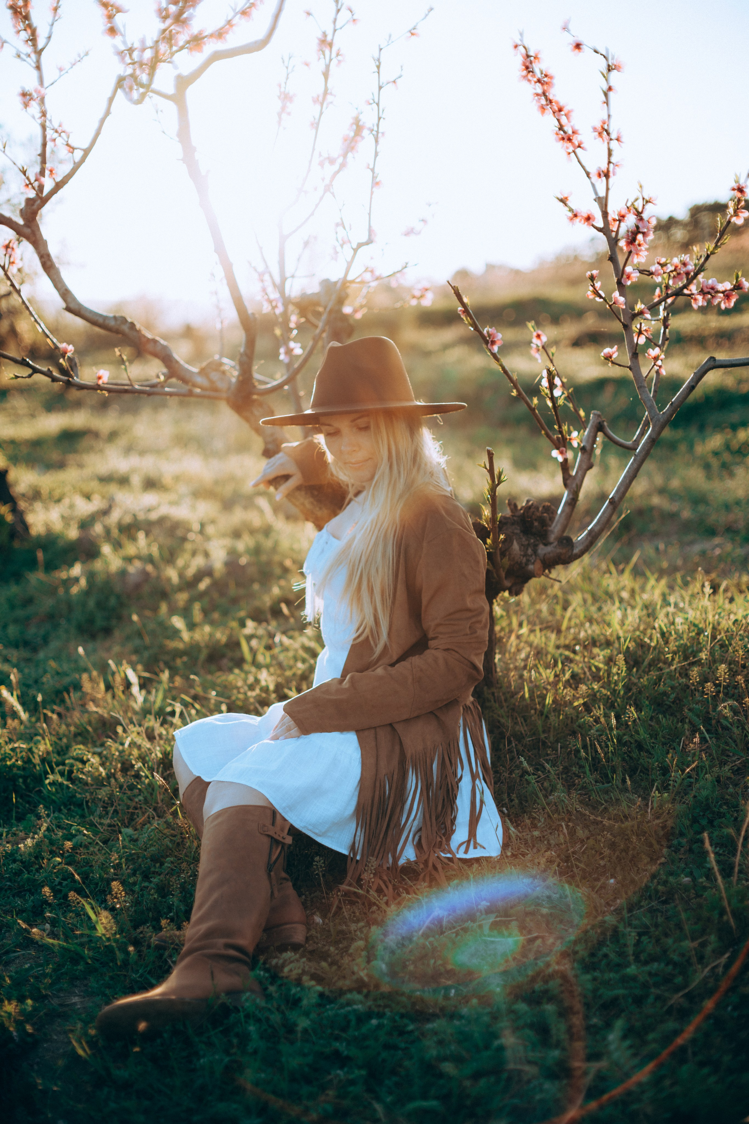 Женская фотосессия в персиковых цветениях. Портретный свадебный фотограф Крым | Евгения Щитенко