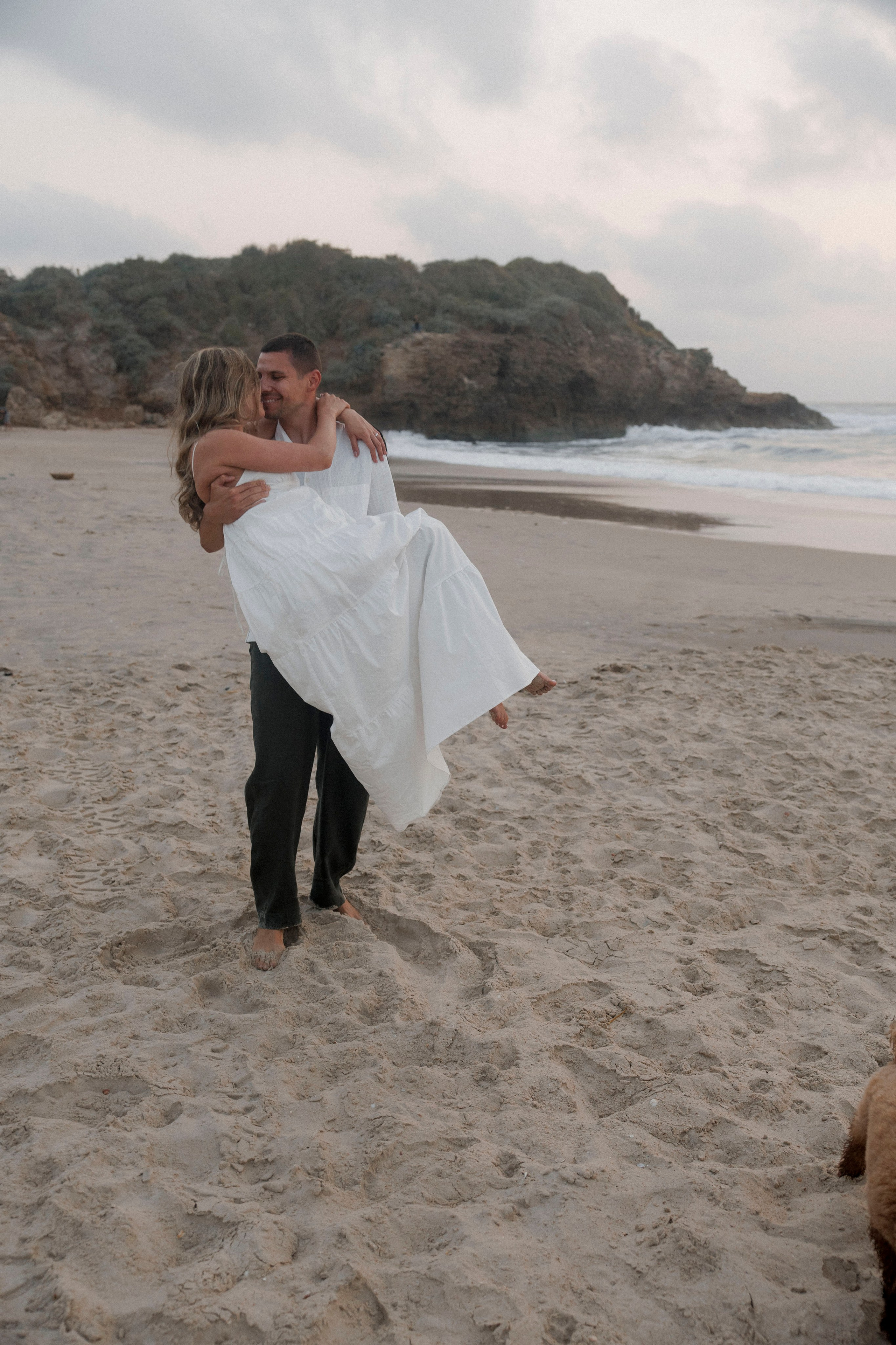 Pregnancy photoshoot near the sea (cloudy weather). Главная