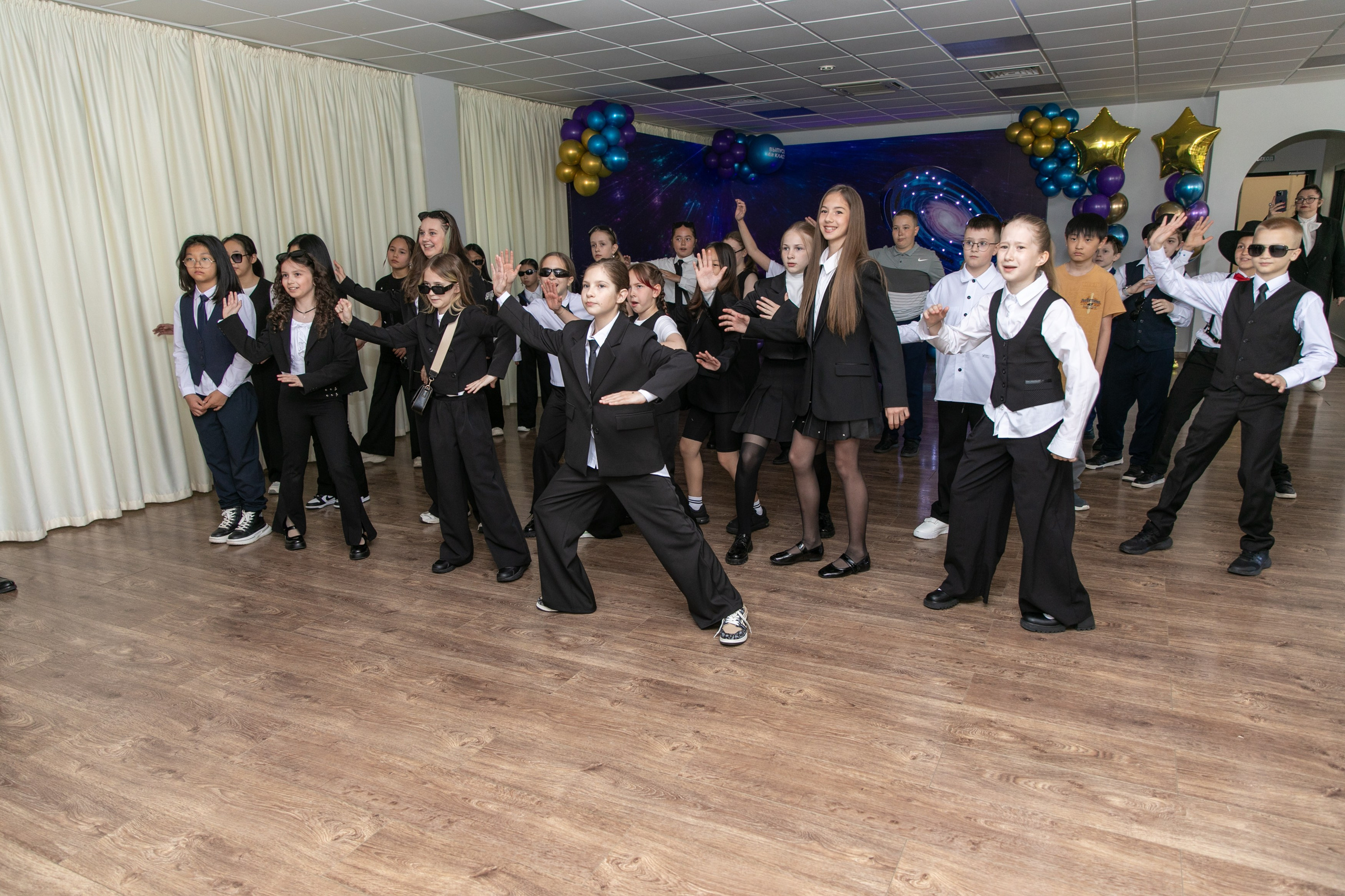 Выпускной 4 класс Гимназия 3 2025. Школьный и детский фотограф в Южно-Сахалинске Анастасия Лескова