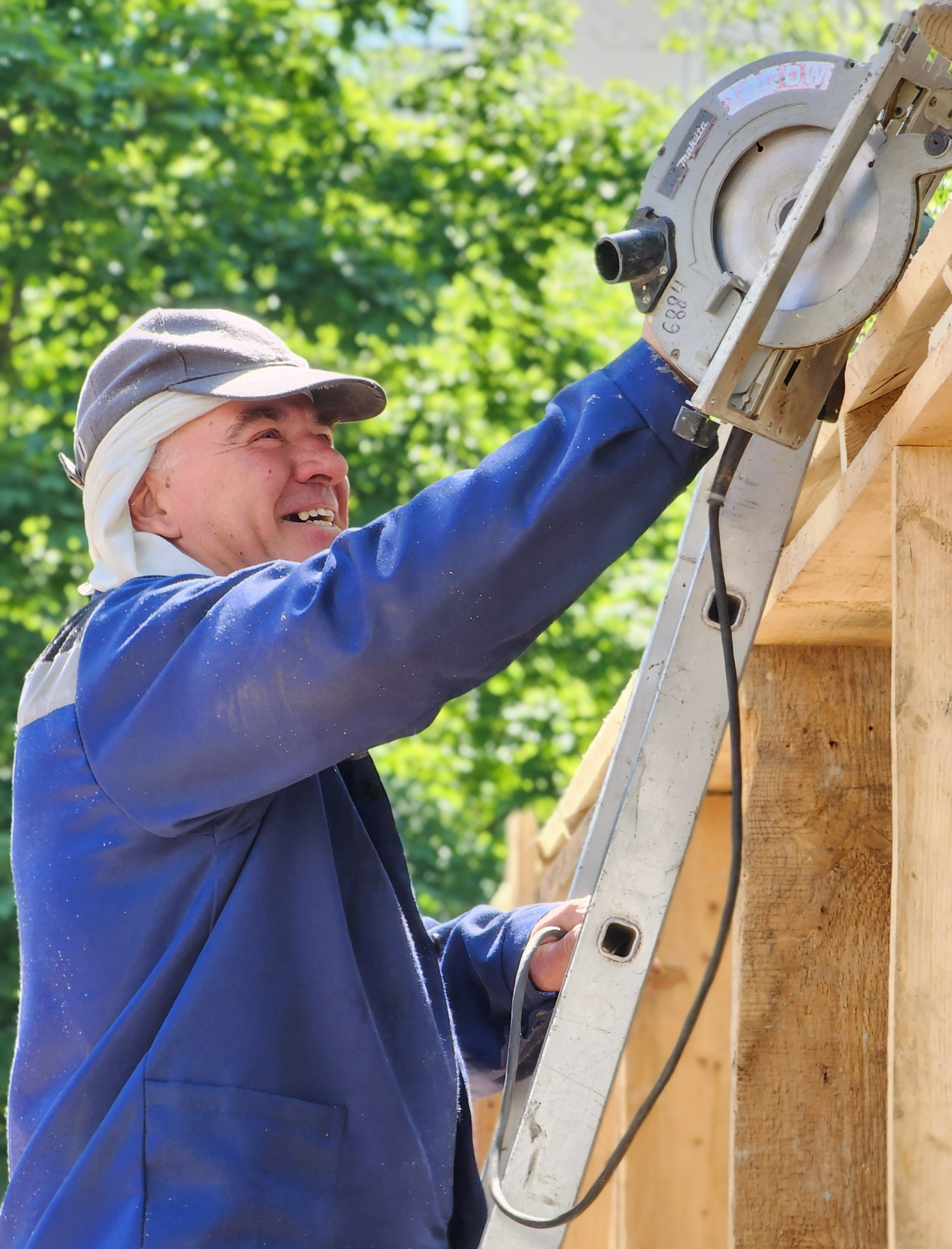 Строитель делает крышу