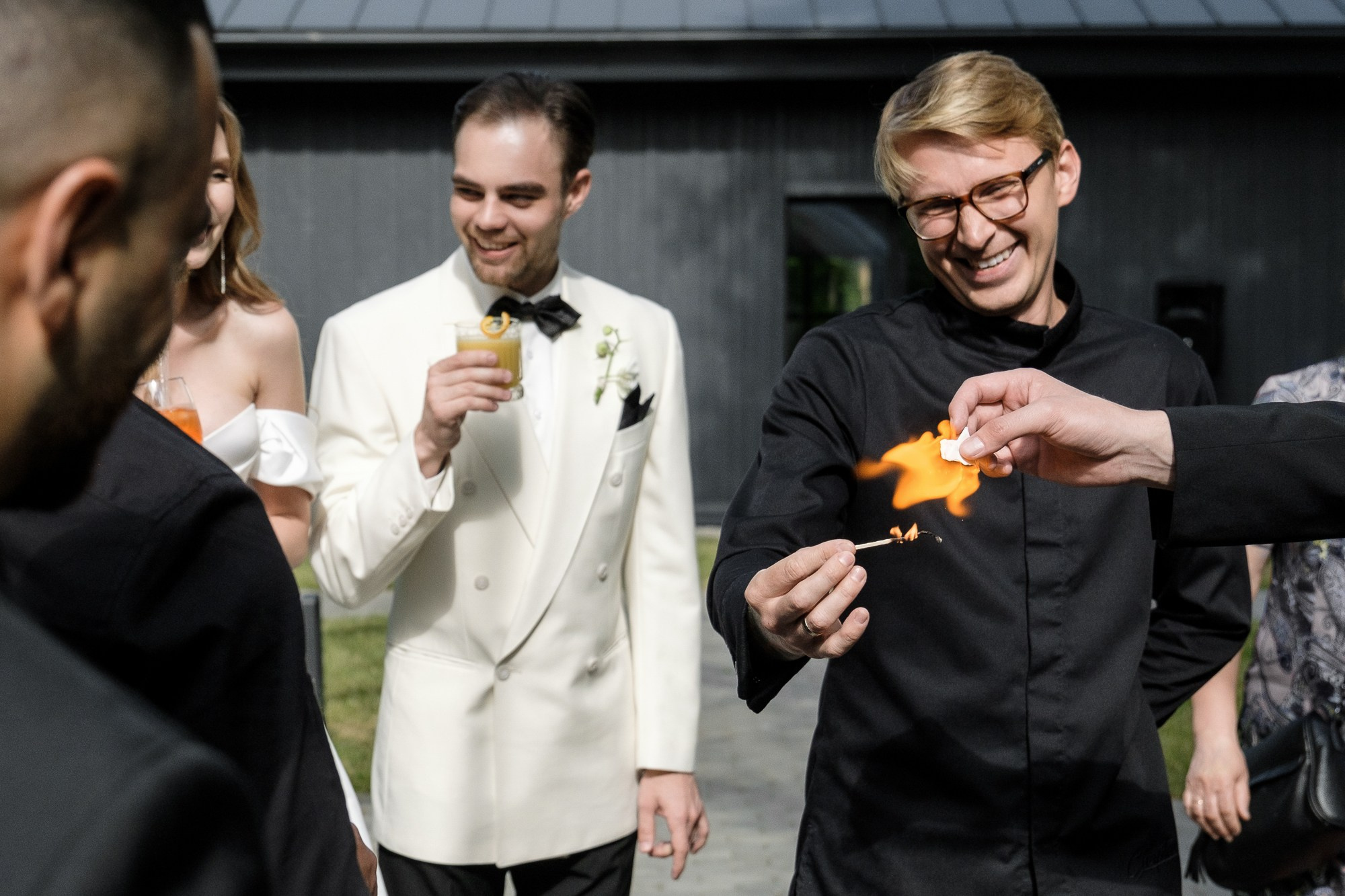 Черно-белая свадьба с вечерней церемонией под деревом. Свадебный фотограф Элли Федосеева