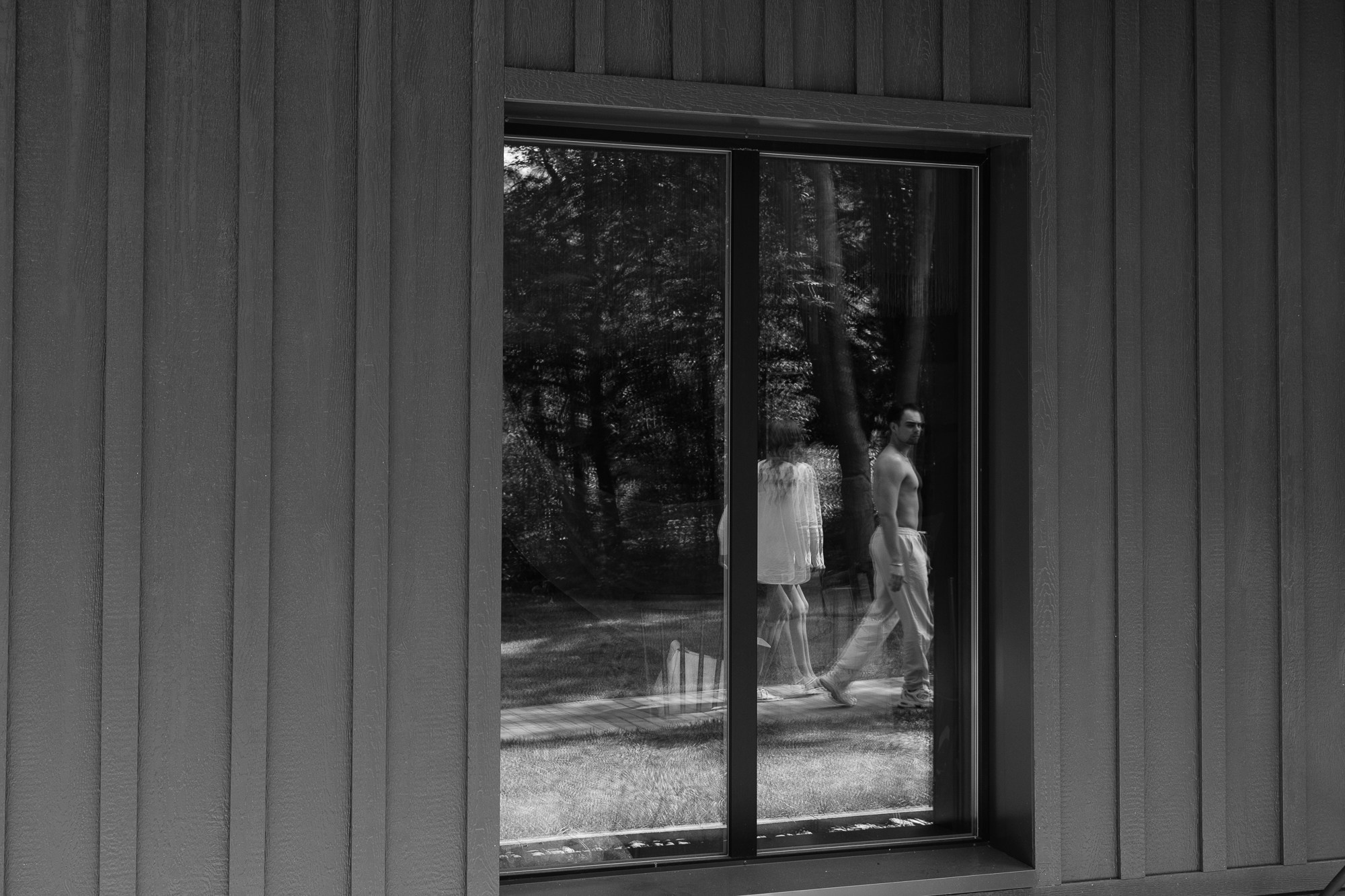 Черно-белая свадьба с вечерней церемонией под деревом. Свадебный фотограф Элли Федосеева