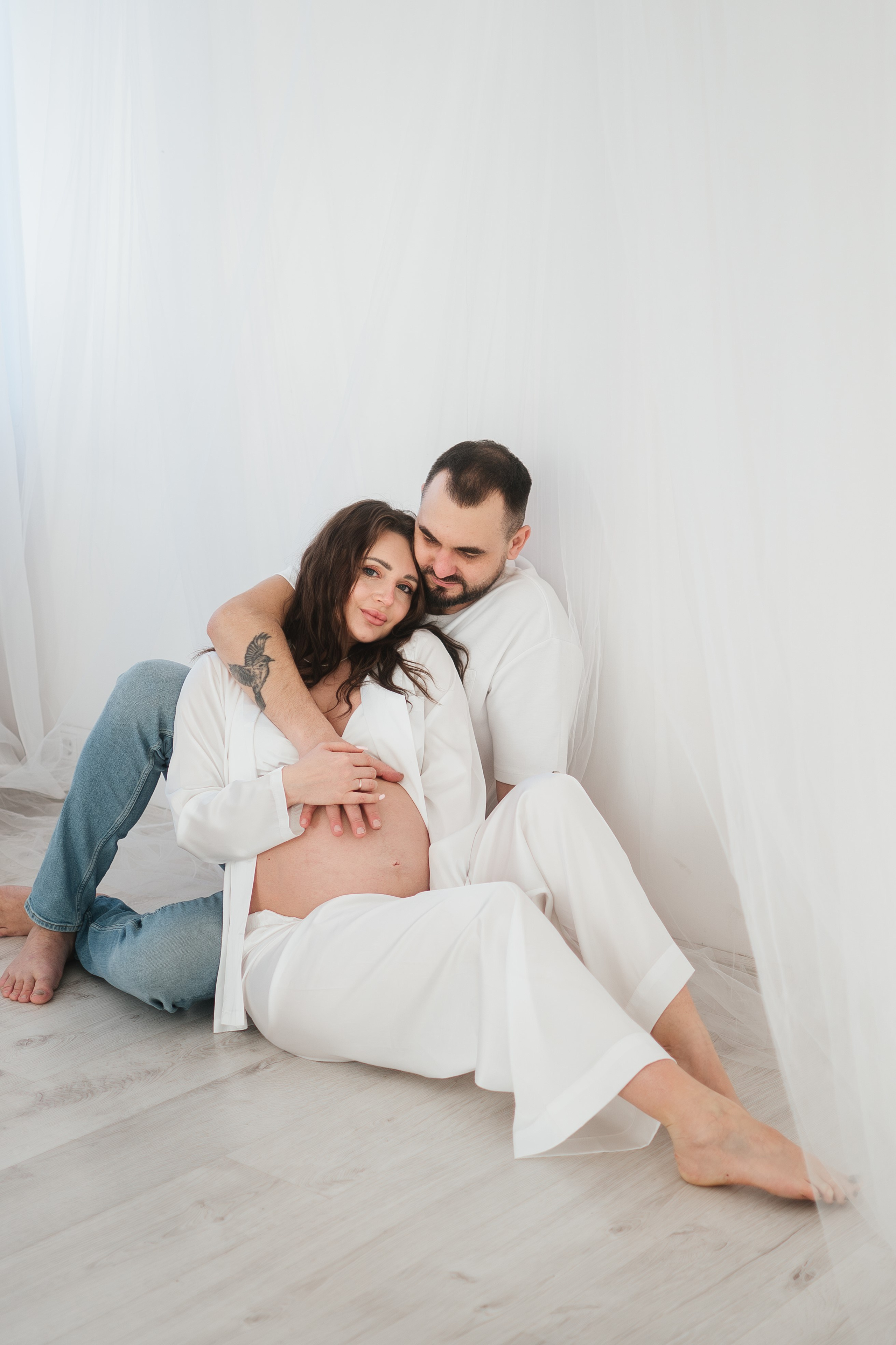 Счастливая пара ожидает ребенка,фотосессия беременности 