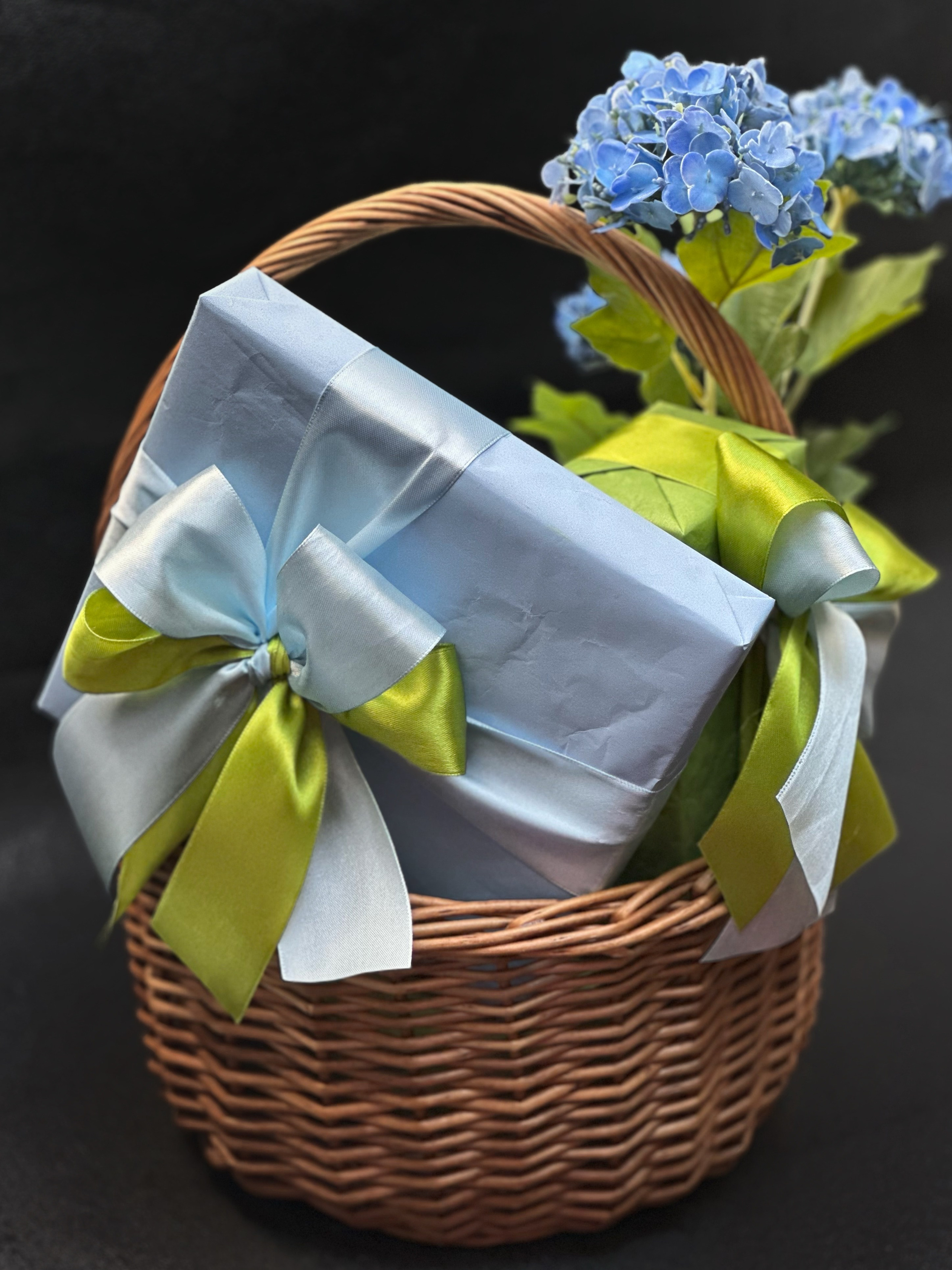 Подарок «Корзинка с гортензией». Студия подарочных наборов «Владия»