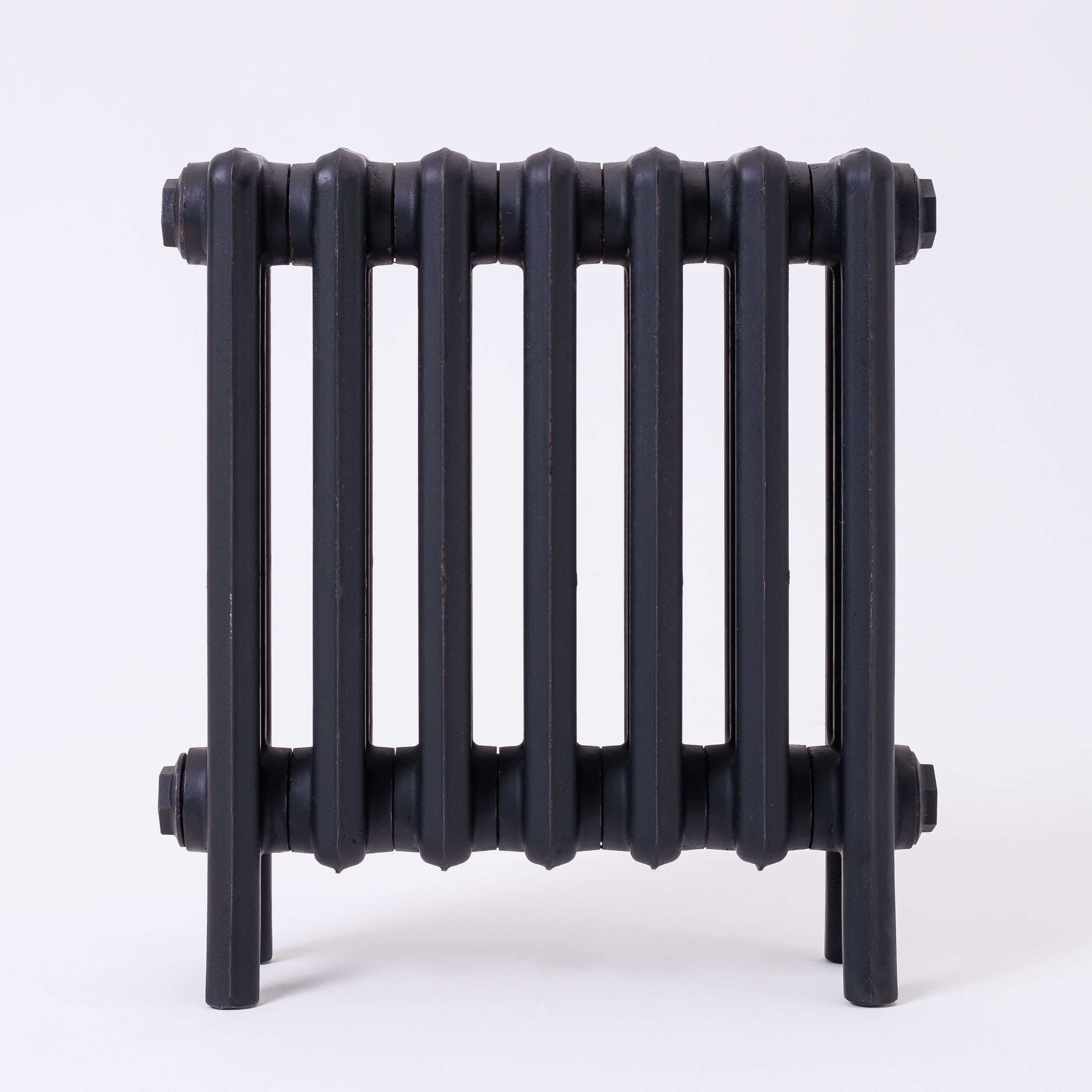 Предметные фотографии дизайнерских радиаторов отопления в стиле ретро