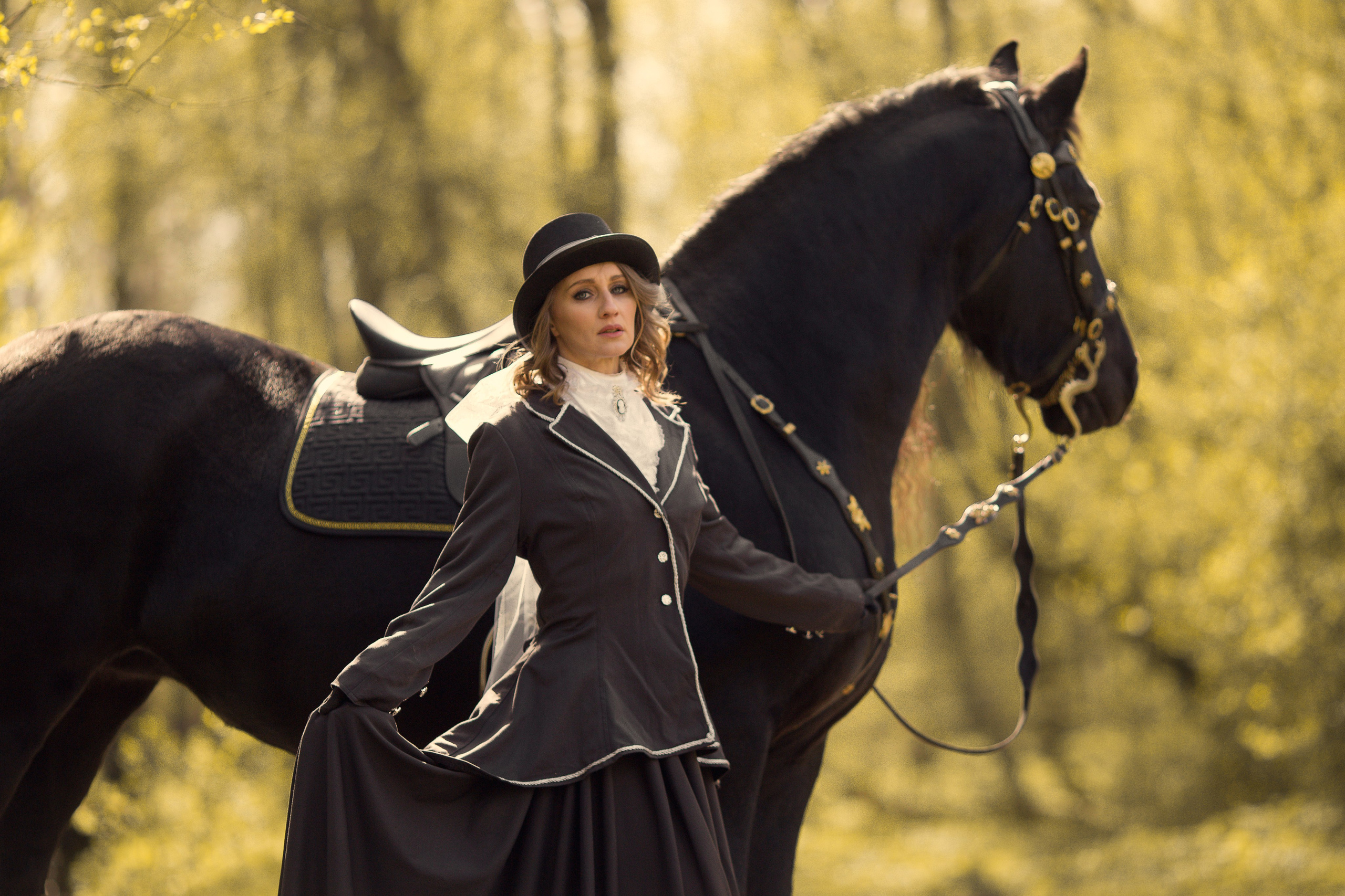 Фотосессия с черной лошадью