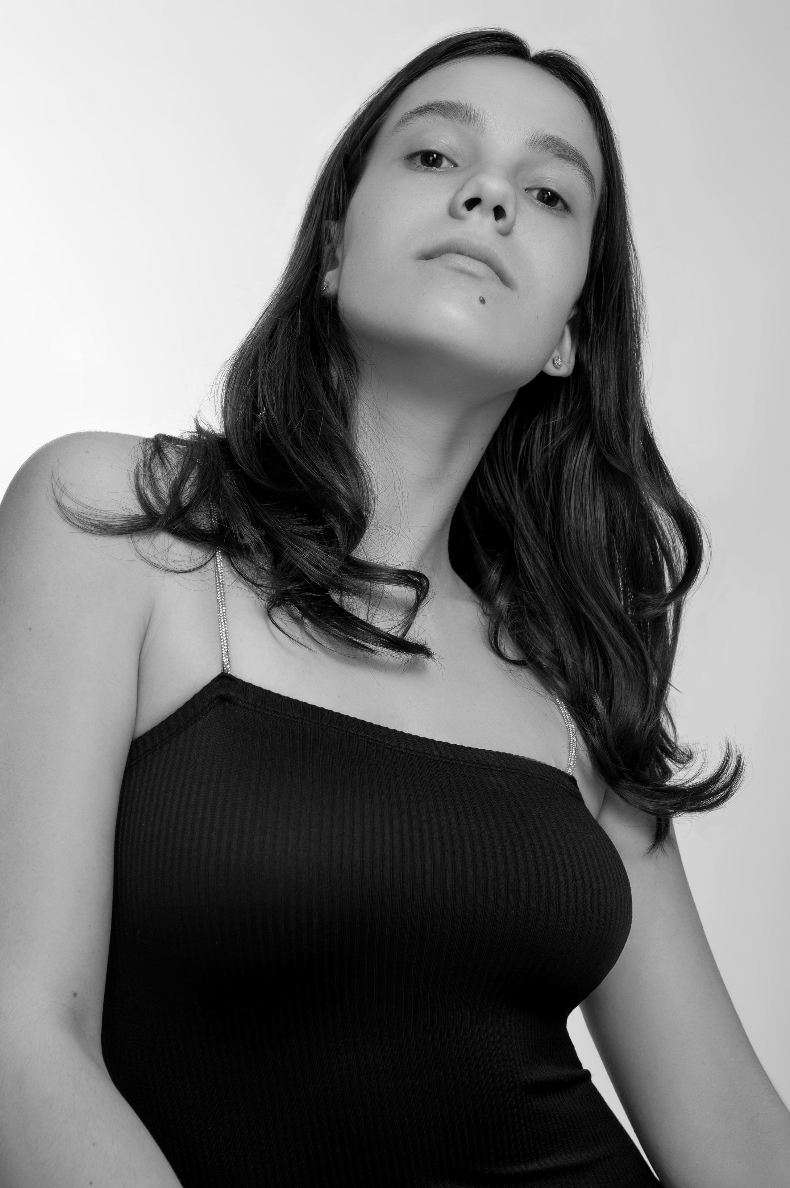 Модельное портфолио, девушка в черном облегающем платье, съемка для модельного агентства, модельные тесты