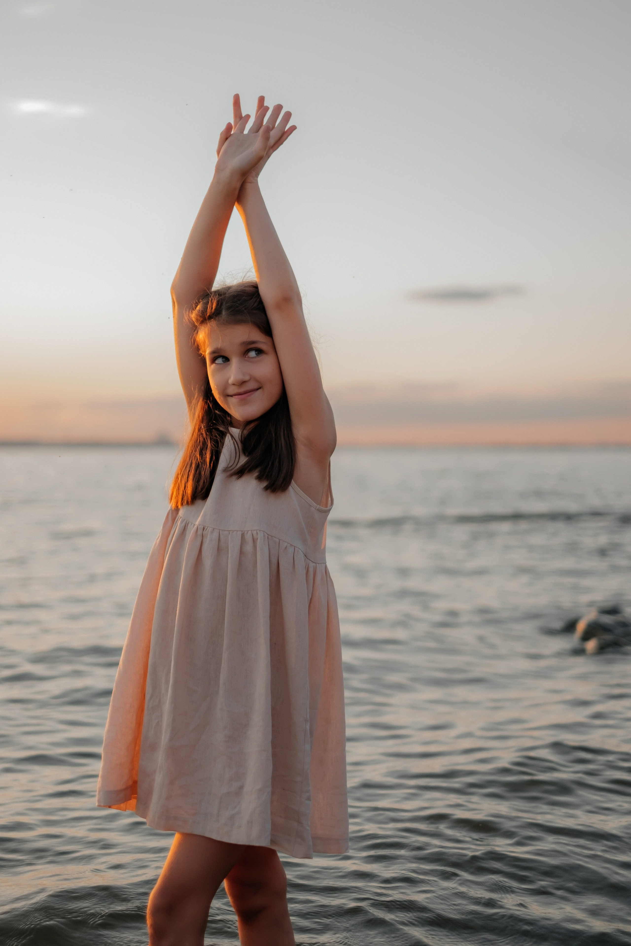 Катя с дочками на берегу. Фотограф в Новосибирске Диана Ильиных