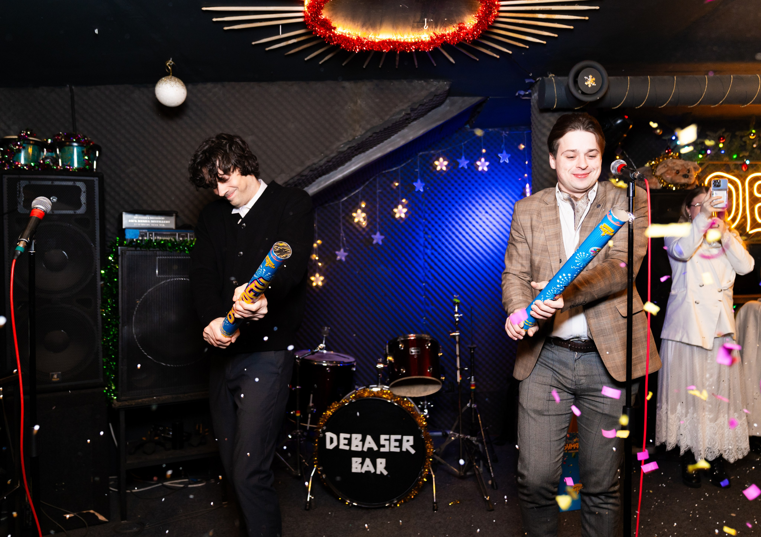 Новый год 2026. Новогодняя ночь 2026 в баре Дебошир (Debaser). Репортажный, street и urban фотограф в Санкт-Петербурге Мальцев Евгений
