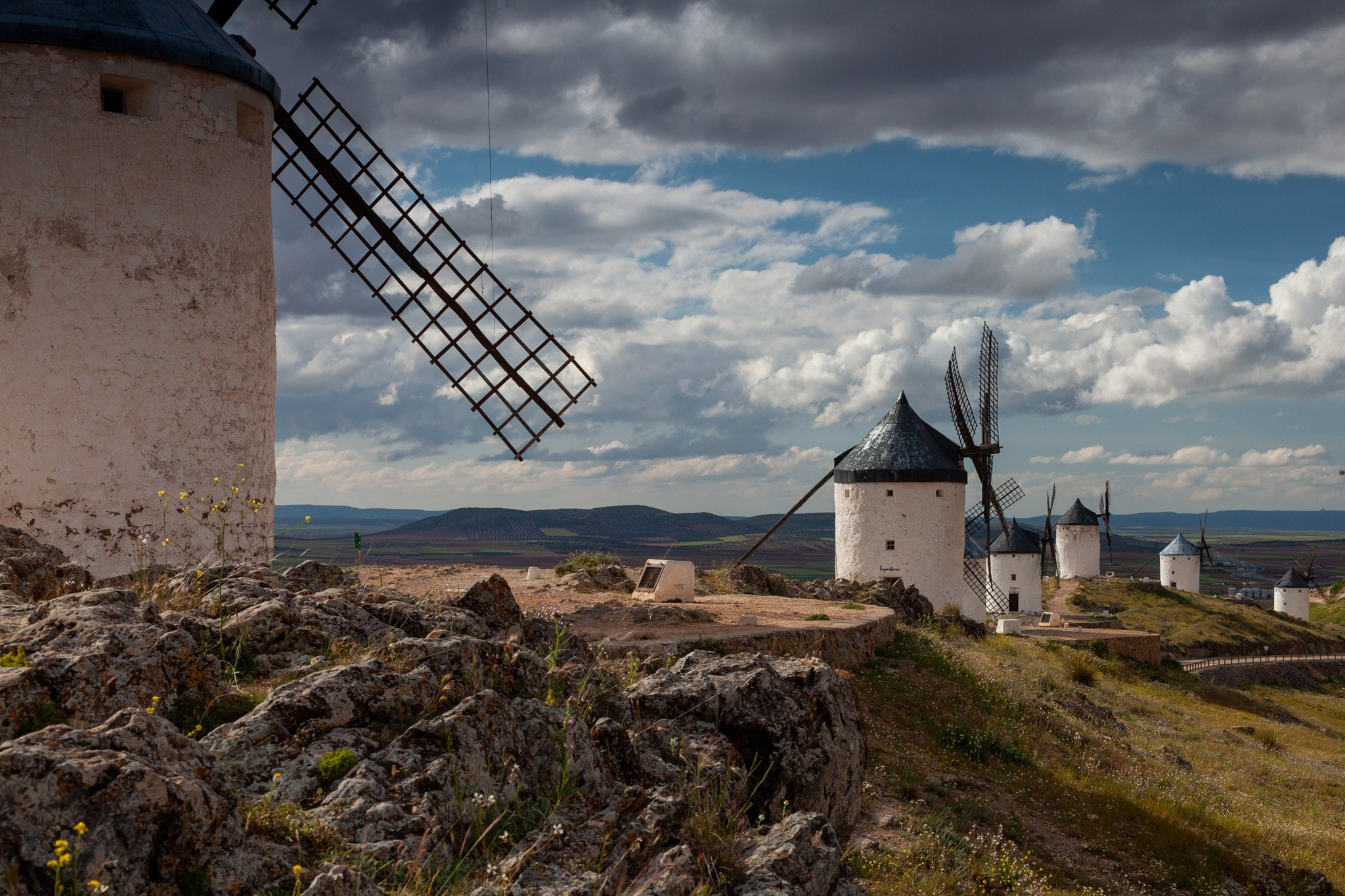 Consuegra España Molinos de viento de Don Quijote en la provincia de Toledo, Испания 2010. Фотограф Василий Буланов