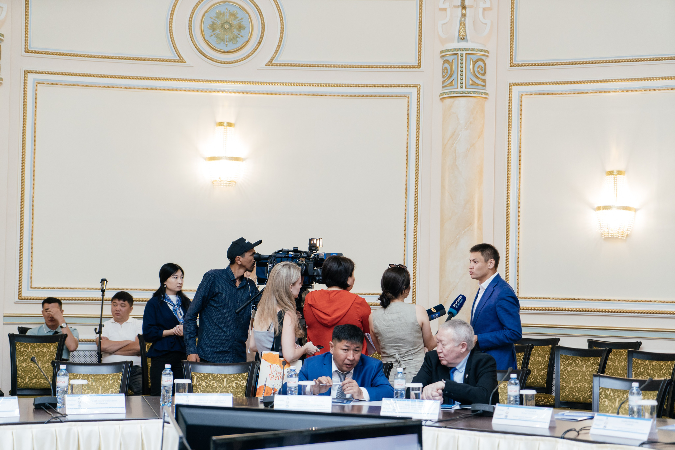 Круглый стол. Свадебный фотограф алматы Шожебаев Кайрат