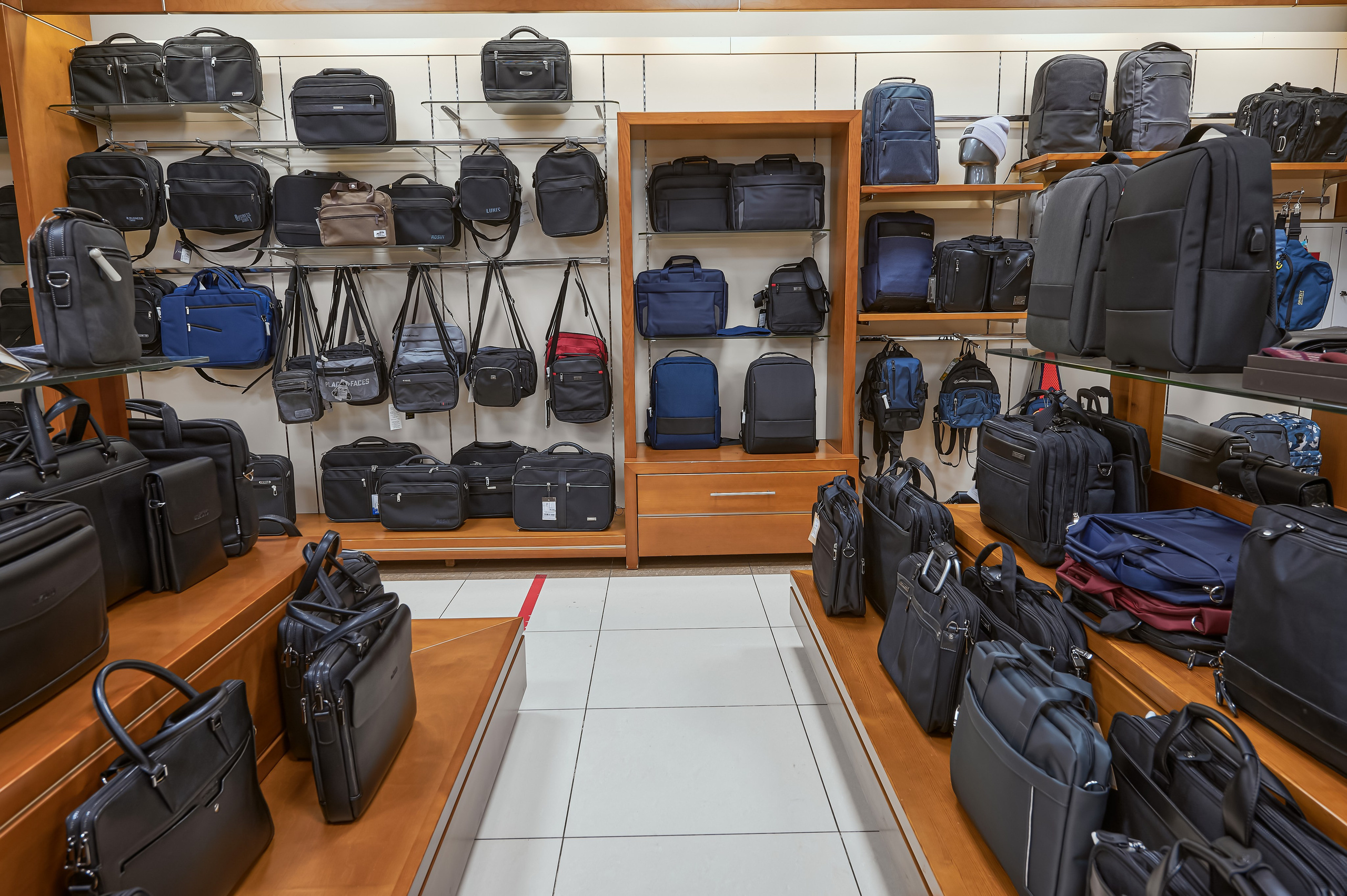 Портфолио по интерьерной и экстерьерной фотосъёмки: Мир Сумок — Правый берег. Фотограф Яковлев Роман — Красноярск