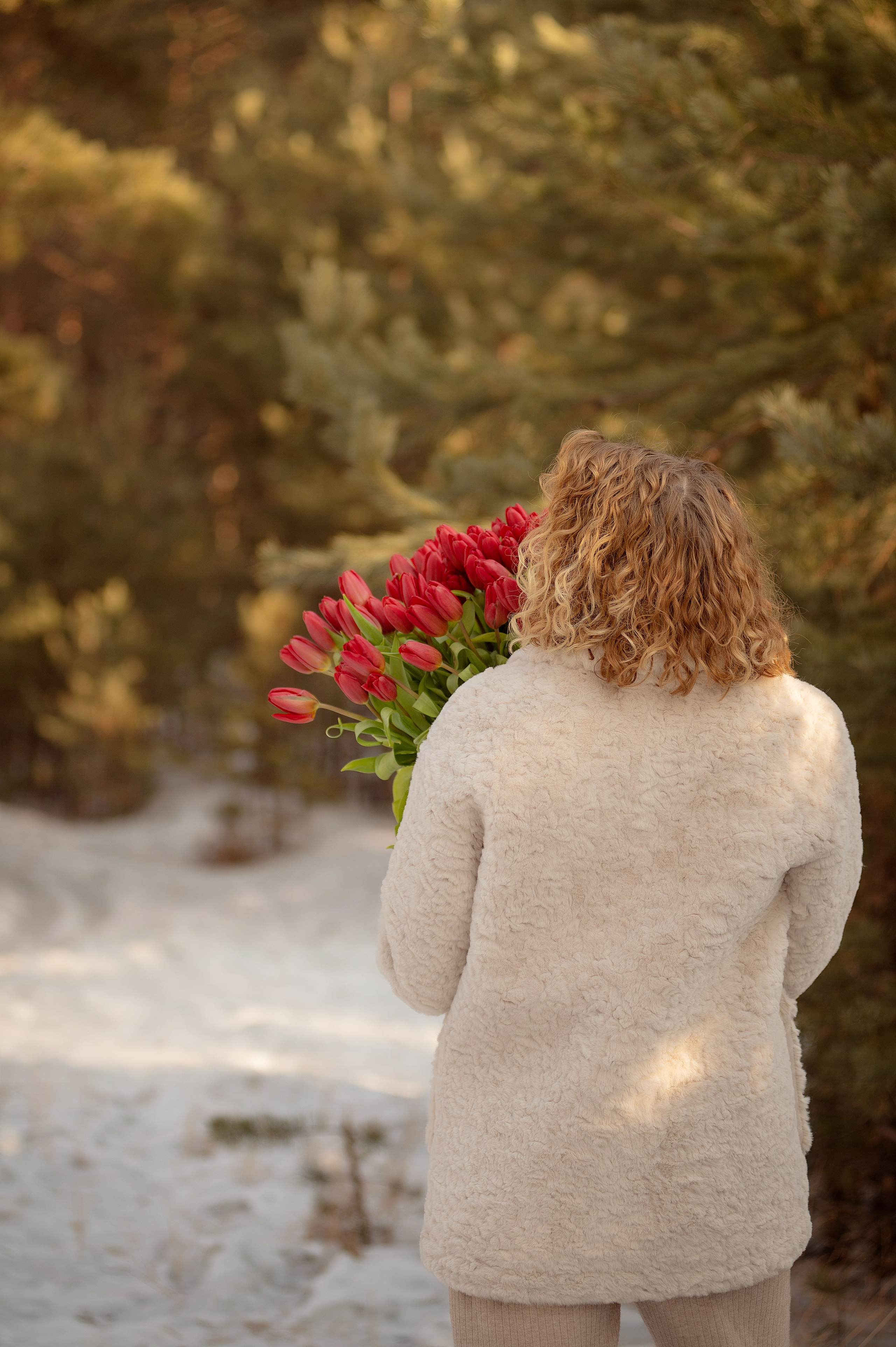 Ира тюльпаны в снегу. Фотограф Виктория Воронина