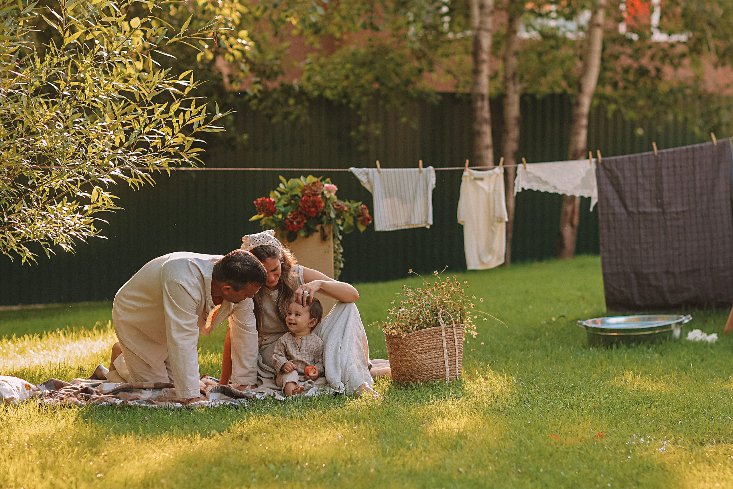 Стирка у дома. Семейный фотограф Тюмень, фотограф на роды Салмина Мария