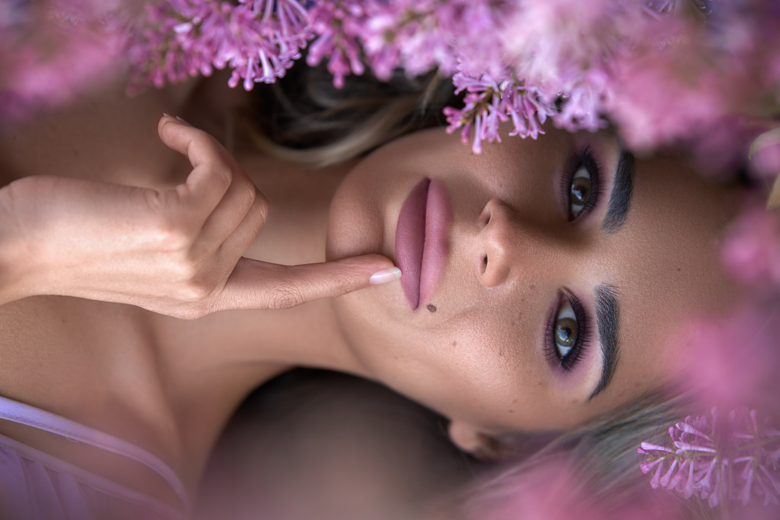 Нежная Динара в сирени. Семейный и портретный фотограф в Санкт-Петербурге Татьяна Гримоть