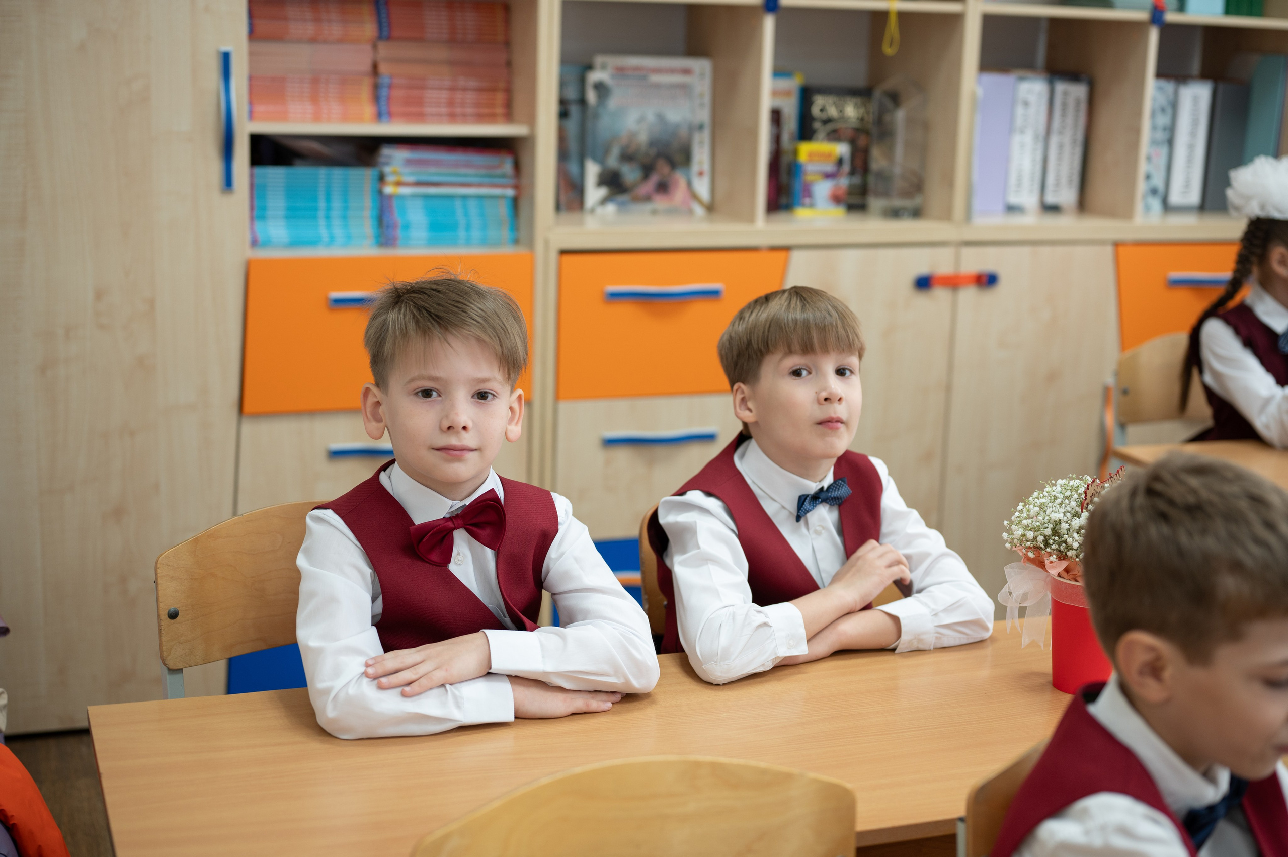 1 сентября 16 гимназия 2 класс (линейка + в классе+ на улице). Фотограф новорожденных, семейный детский в Тюмени Татьяна Морозова