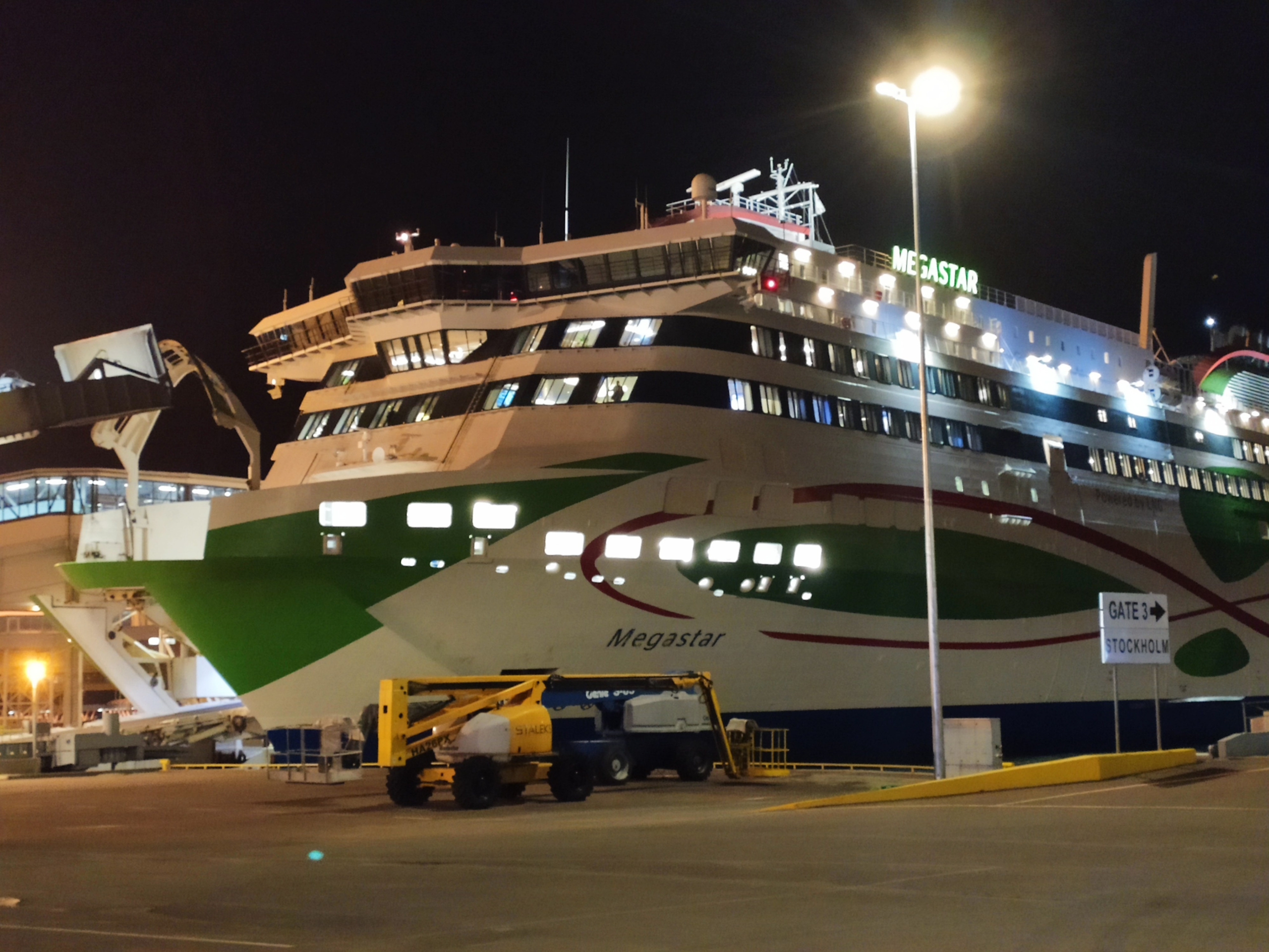 Подошел наш паром Мегастар. Въехали на борт, запарковались и пошли гулять по кораблю