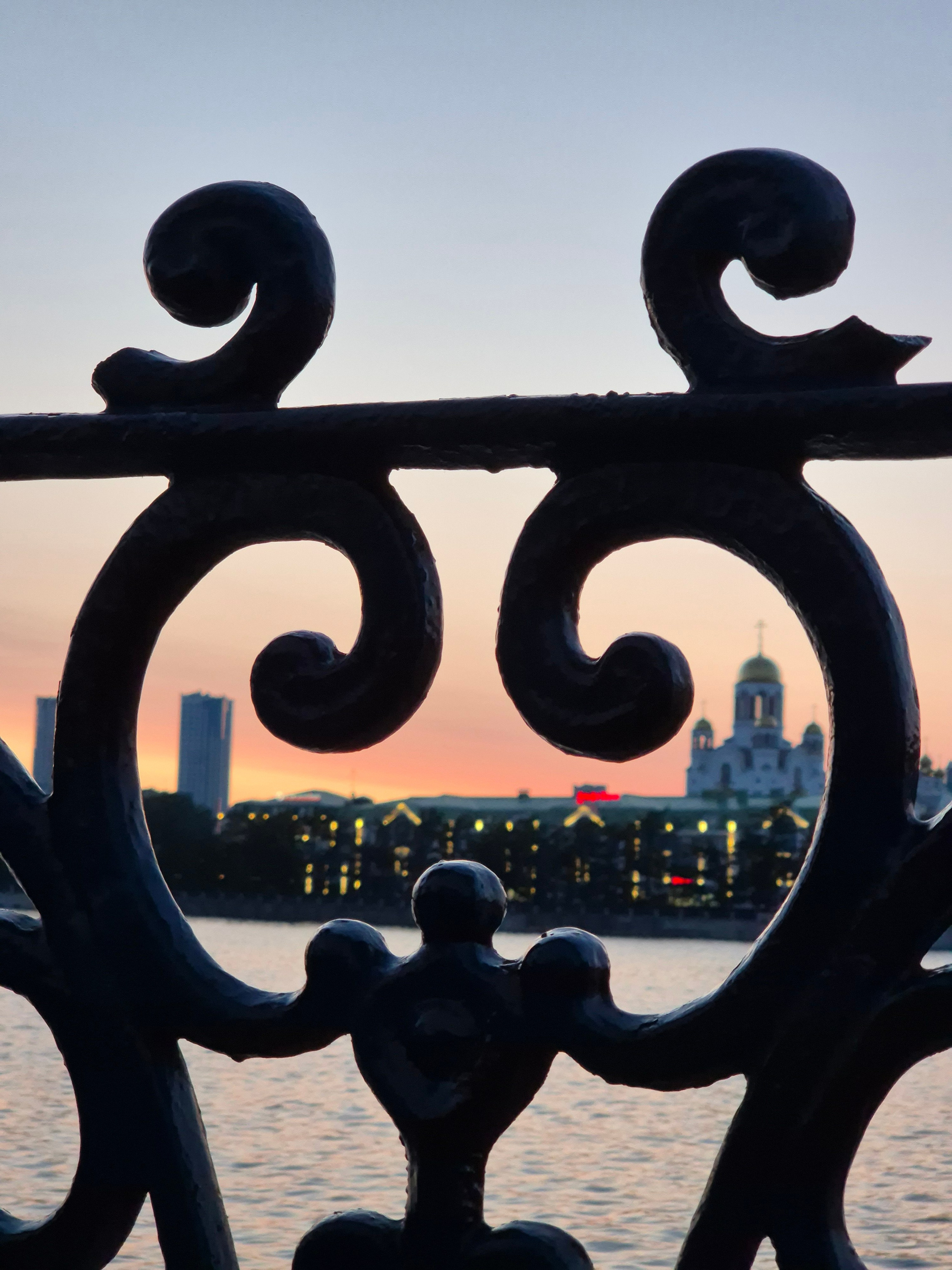 Именно набережную пруда интернет советовал как одну из лучших точек для съемки восхода солнца