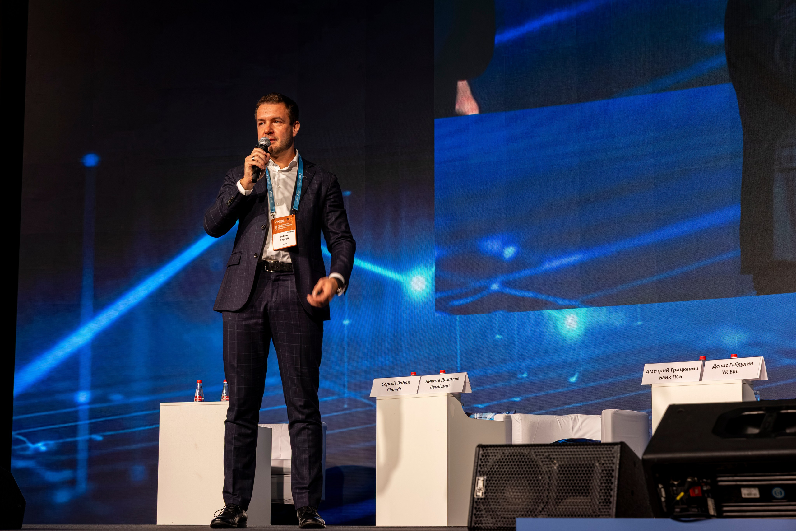 Выступление на экономическом форуме: спикер акцентирует внимание на ключевом тезисе