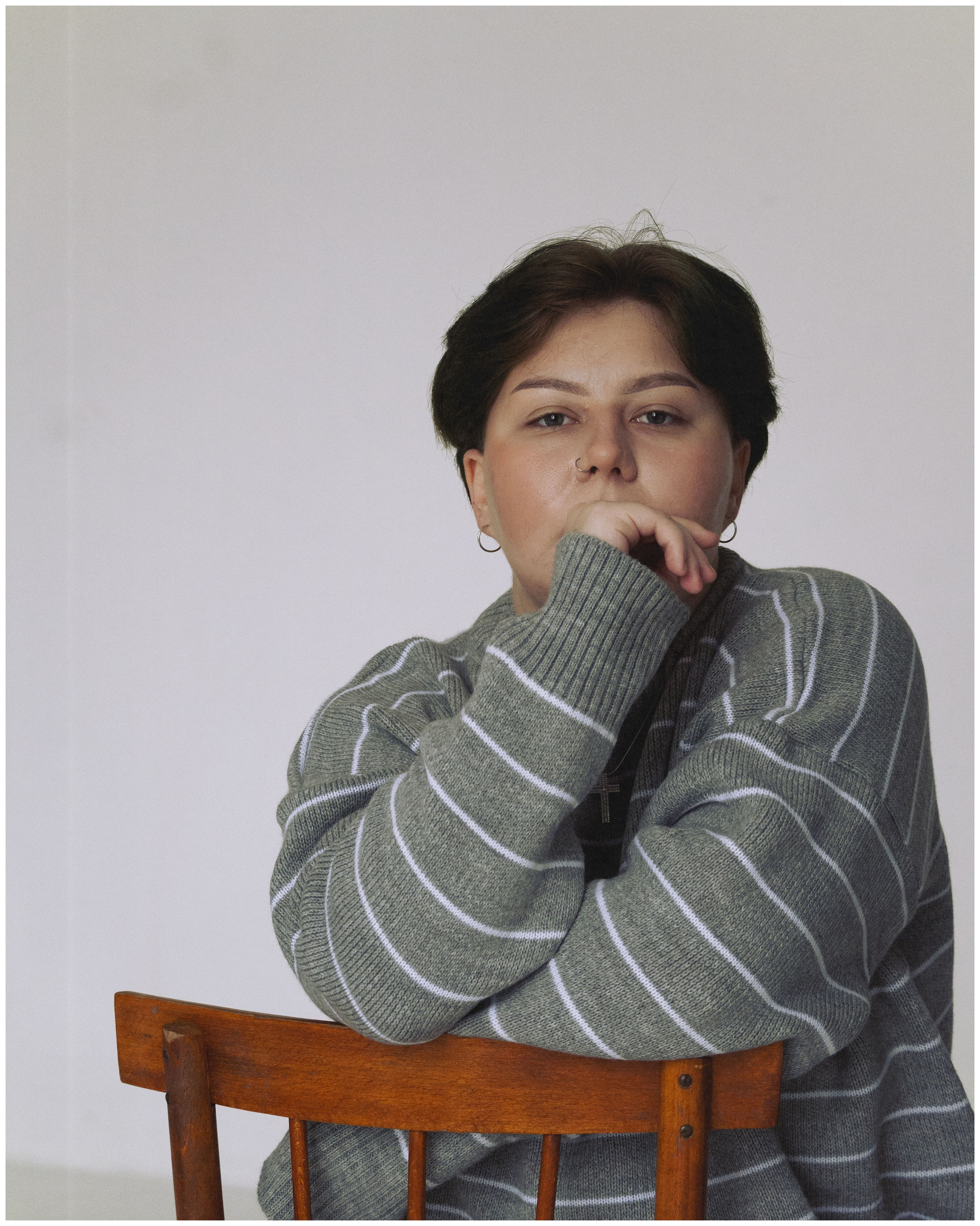 Женская съемка в студии на нейтральном фоне