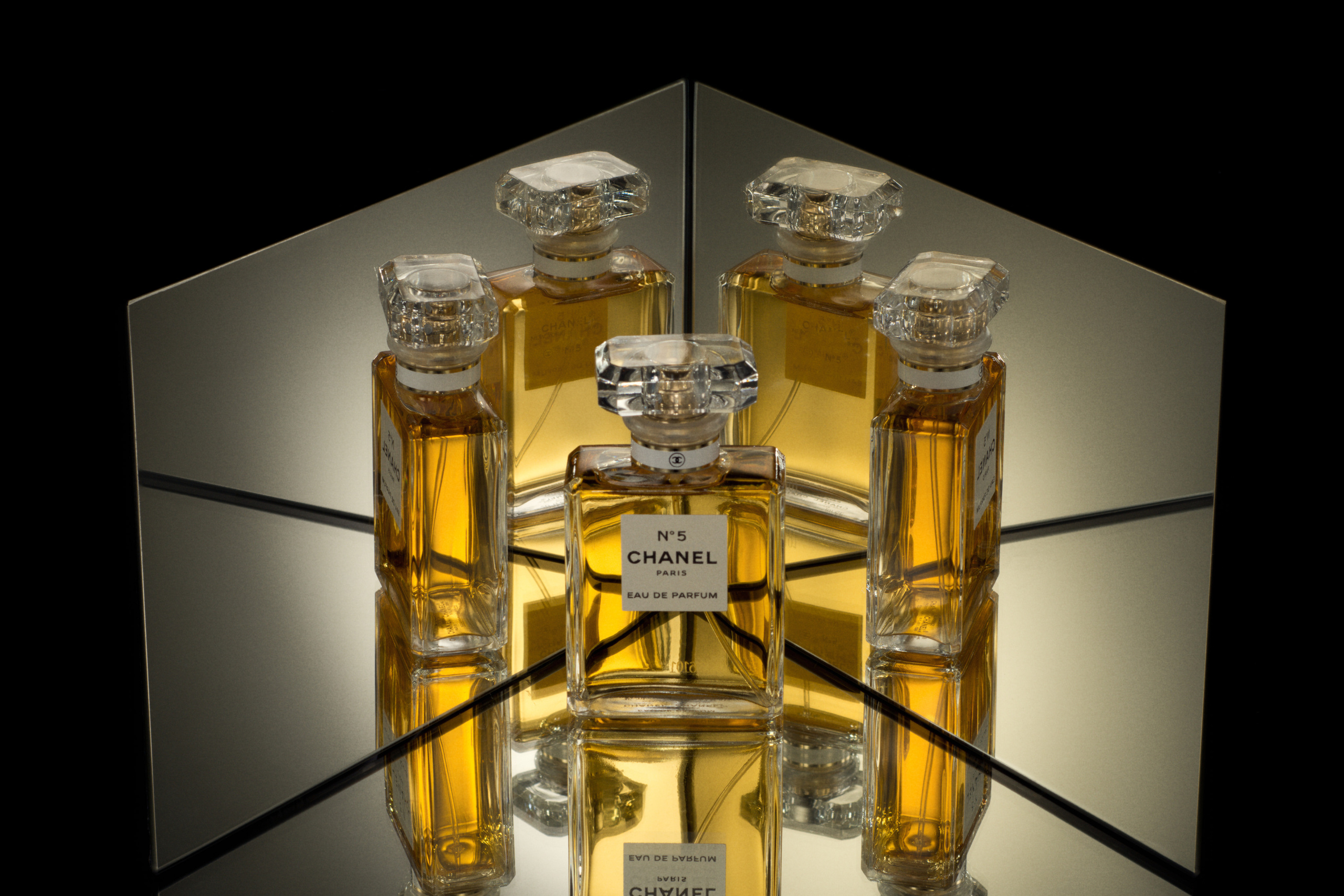 Предметная имиджевая фотосъемка флаконов парфюма. Предметный фотограф в Москве Раиса Белова