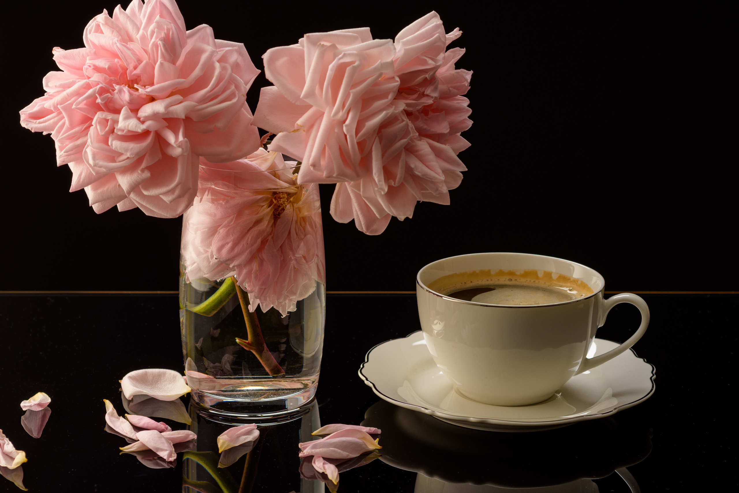 Кофейный натюрморт с розами