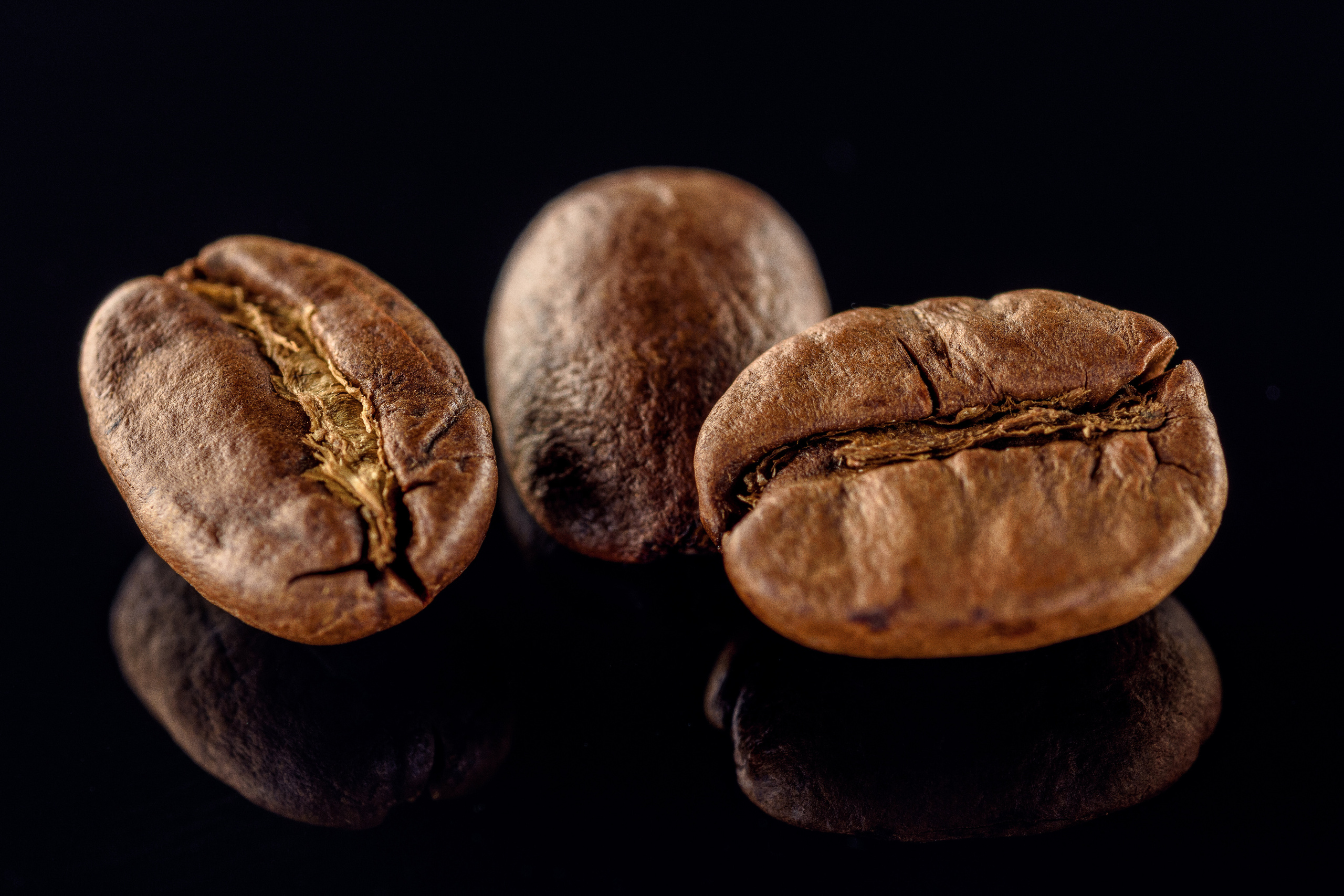 три кофейных зернышка макро
