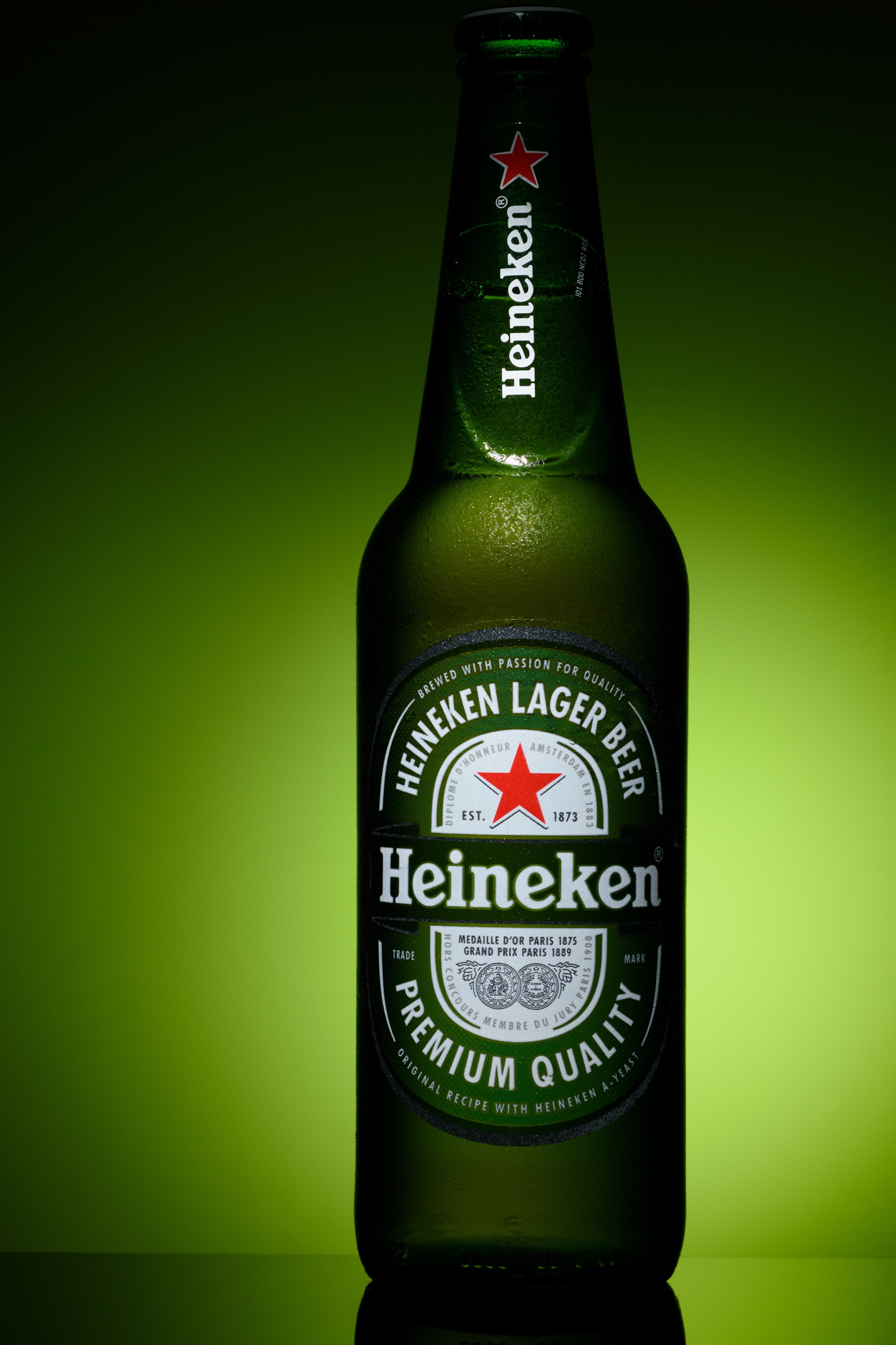 Heineken фотография на зеленом фоне