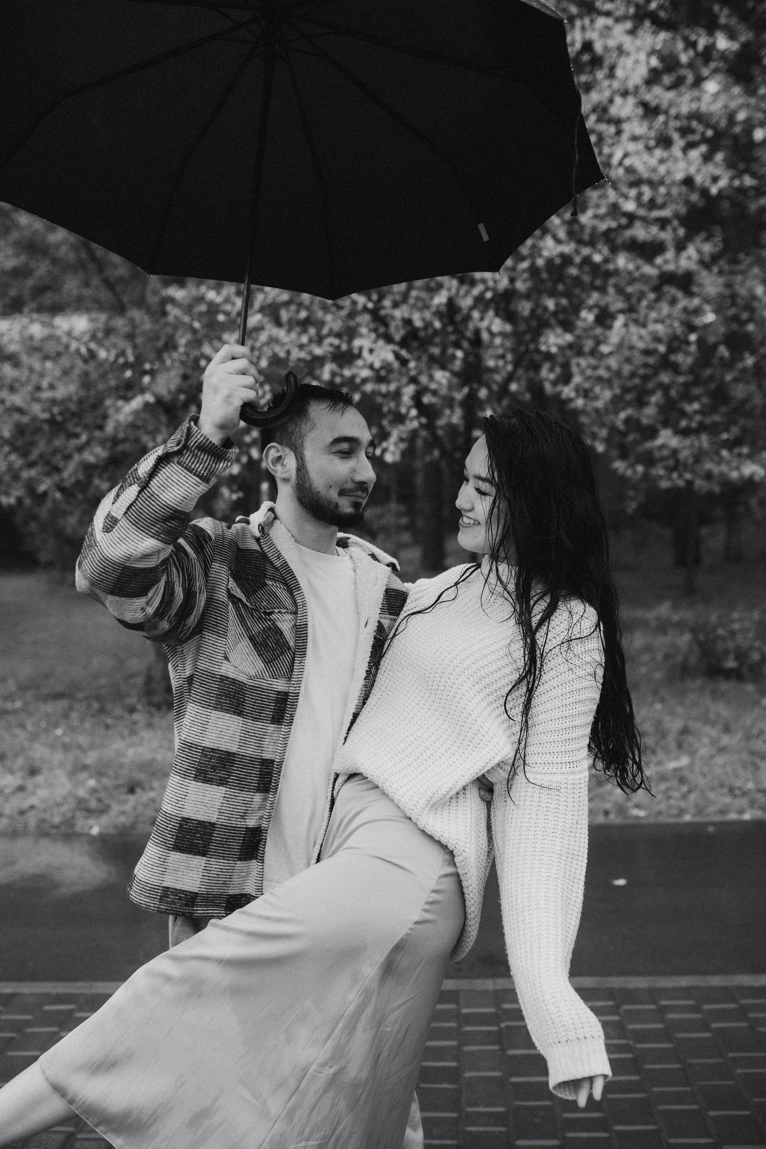 Бегать по сентябрьским лужам вдвоём. Свадебный фотограф Новосибирск