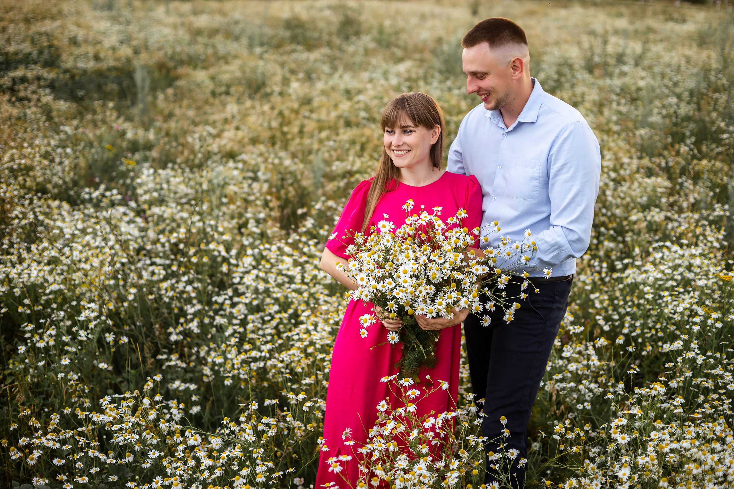 Лидия и Александр в поле ромашек. Ольга Плаксина фотограф в Саратове