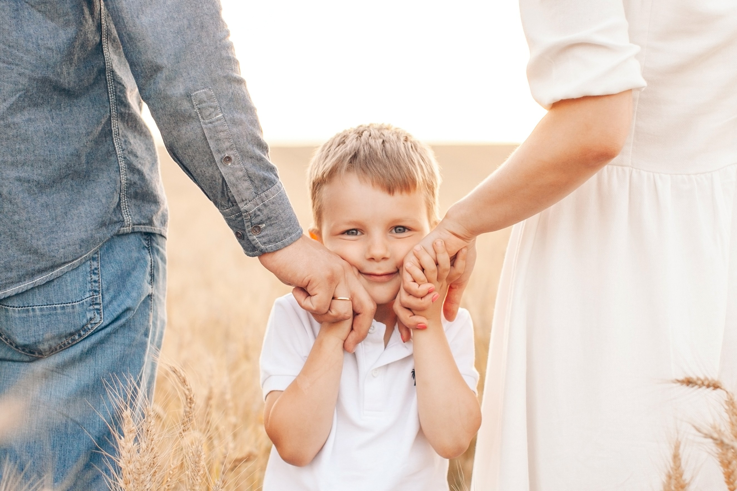 Семейная фотосессия в поле на закате. Фотограф Ольга Ефремова