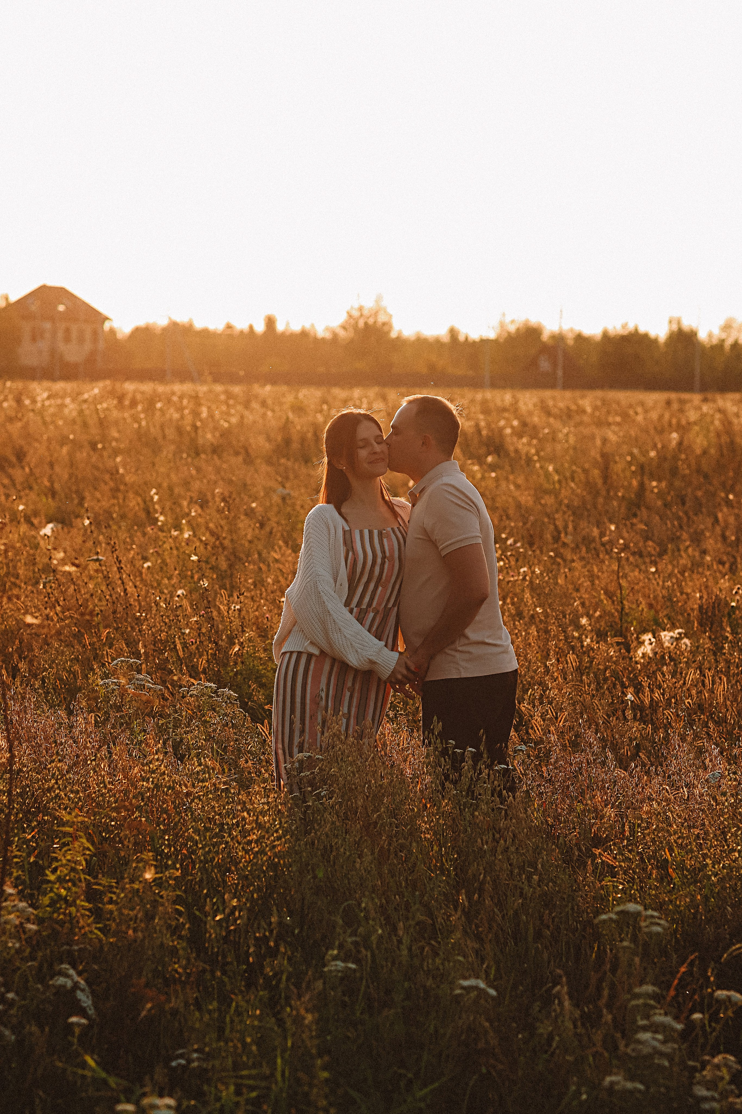 Поле love story на закате. Семейный фотограф Тюмень, фотограф на роды Салмина Мария