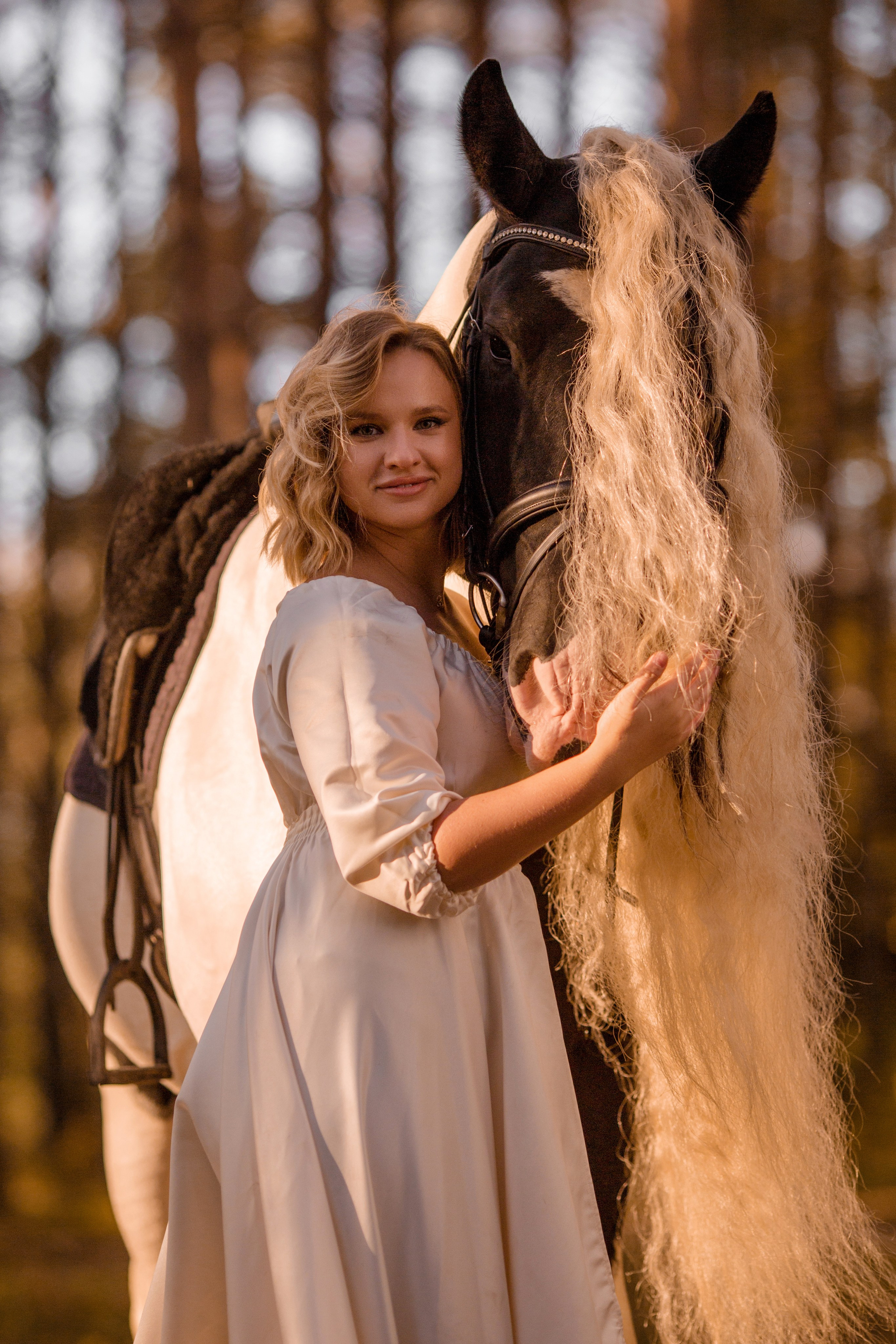 Фотосессия в белом платье в сосновом бору